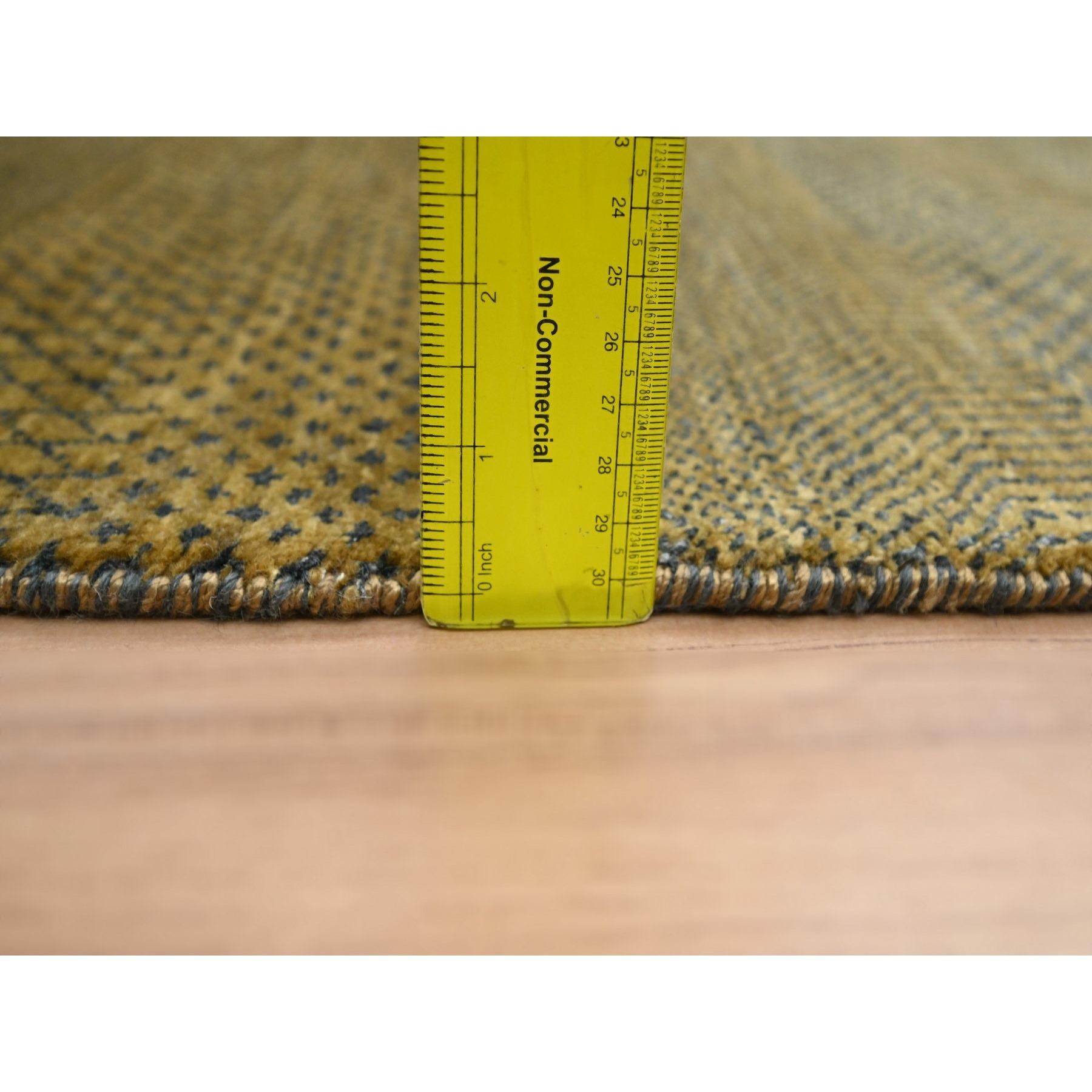 Tappeto Runner annodato a mano in lana e seta marrone con design moderno a base di erba In condizioni Nuovo in vendita a Carlstadt, NJ