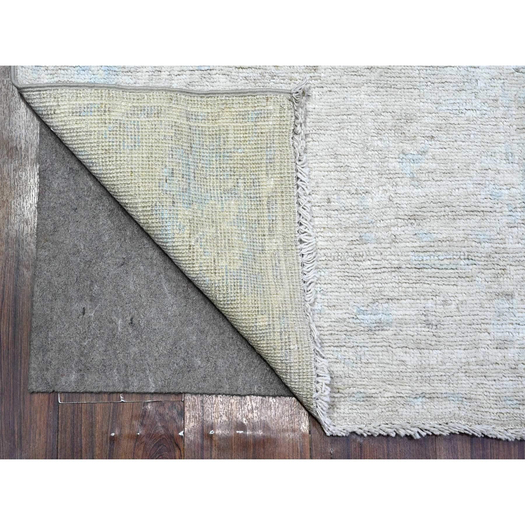 Dies ist ein echter, einzigartiger Angora Oushak, handgeknüpft, reine Wolle, Orientteppich. Es wurde monatelang von erfahrenen Kunsthandwerkern in jahrhundertealten Webtechniken geknüpft.
Primäre MATERIALIEN: Wolle
Latex: Kein Flor 
Höhe: 0,25