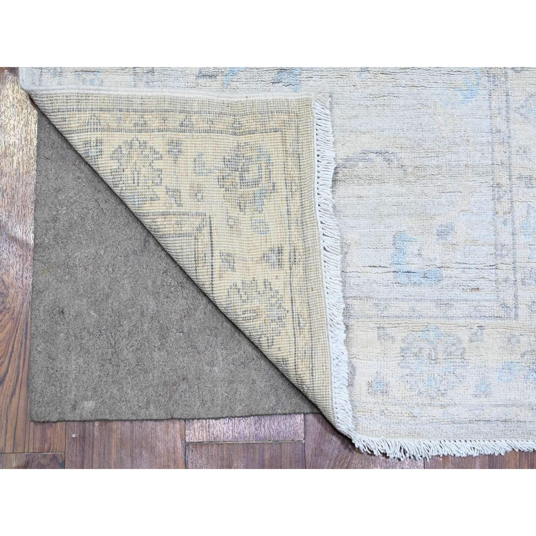 Il s'agit d'un véritable tapis d'Orient Peshawar Washed Out Faded Design, noué à la main, en pure laine. Il a été noué pendant des mois et des mois selon des techniques de tissage séculaires par des artisans experts.
Matières premières : Laine