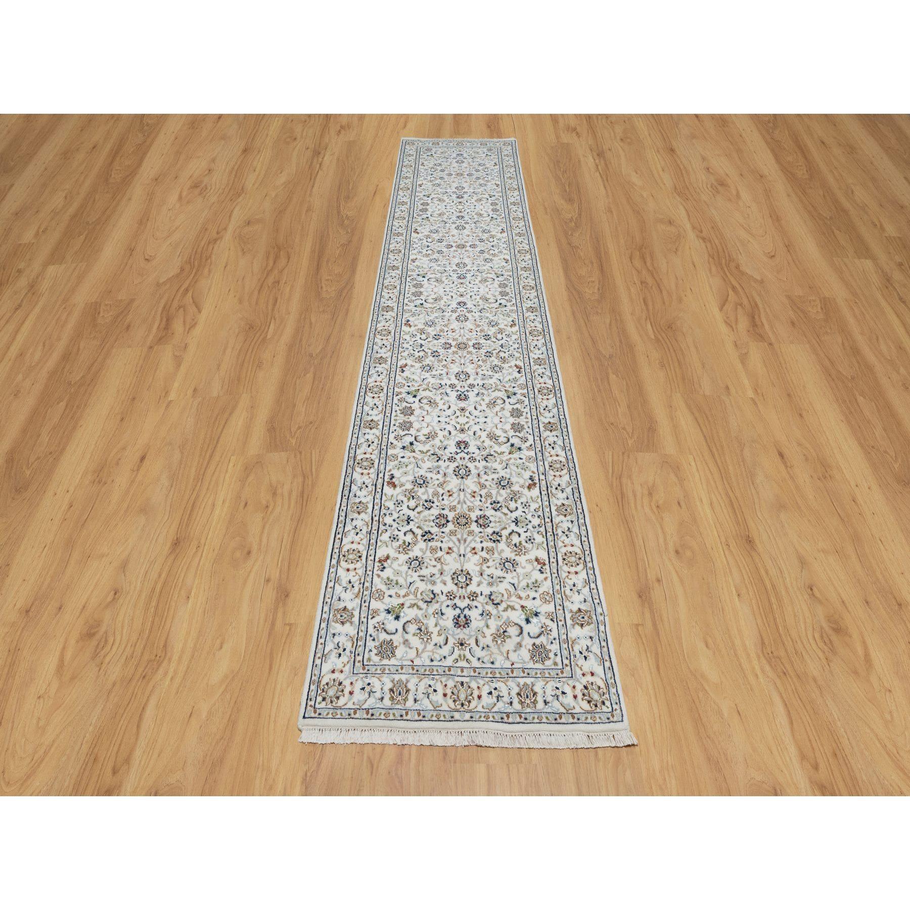 Perlweiß, Nain mit All Over Floral Design, Wolle und Seide, Handgeknüpft, 250 KPSI, Läufer, Orientteppich
Primäre MATERIALIEN: Wolle & Seide
Latex: Kein Flor 
Höhe: 0,25 Zoll
Stil: Traditionell
Grundfarbe: Elfenbein
Sekundäre Farben: Braun, Grün,