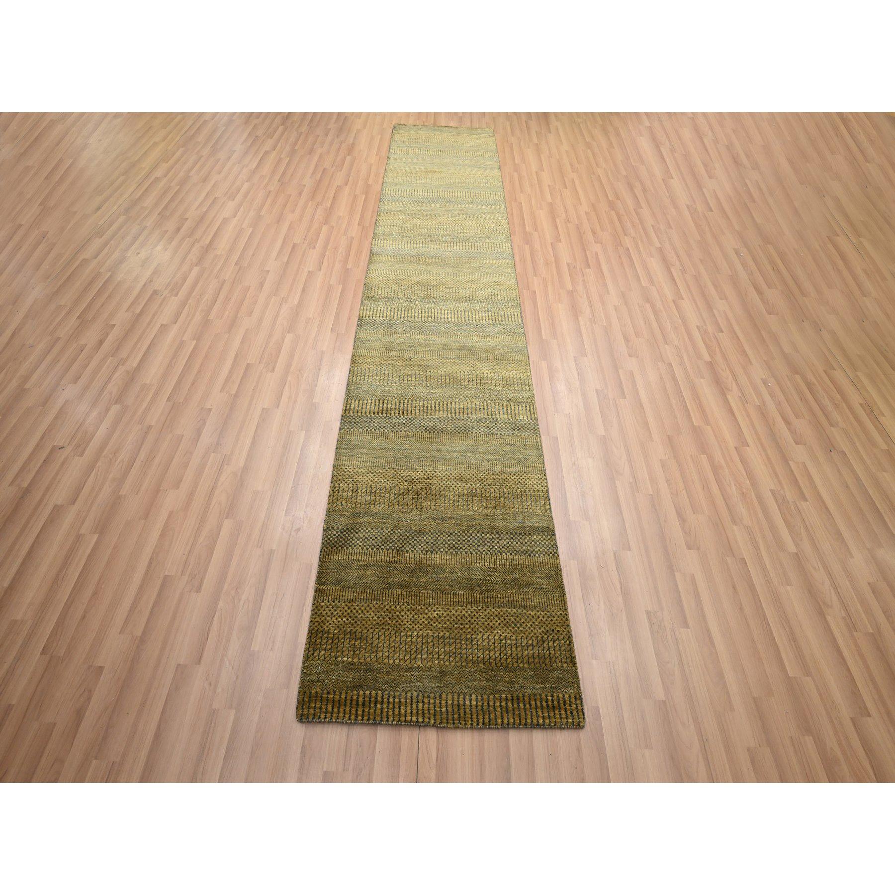 Sfumature di marrone, Design Modern Grass, Annodato a mano, Trama più fitta, Lana e seta, Pile morbido, Runner, Tappeto orientale
Materiali primari: Lana e seta
Lattice: No Pile 
altezza: 0,25 pollici
Stile: Contemporaneo
Colore primario: