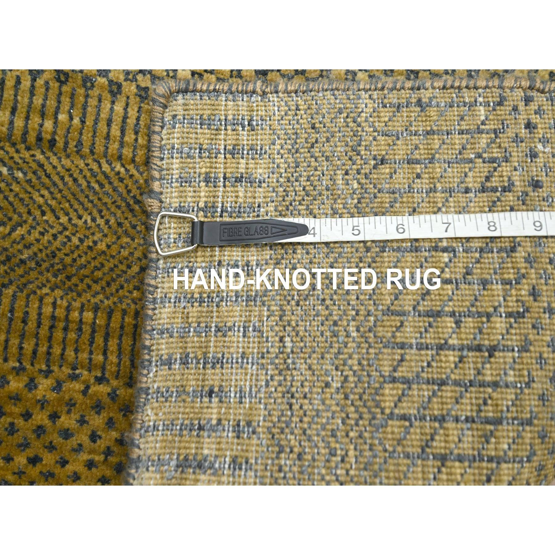 XXI secolo e contemporaneo Tappeto Runner in lana e seta annodato a mano con design moderno in erba marrone 2'8 