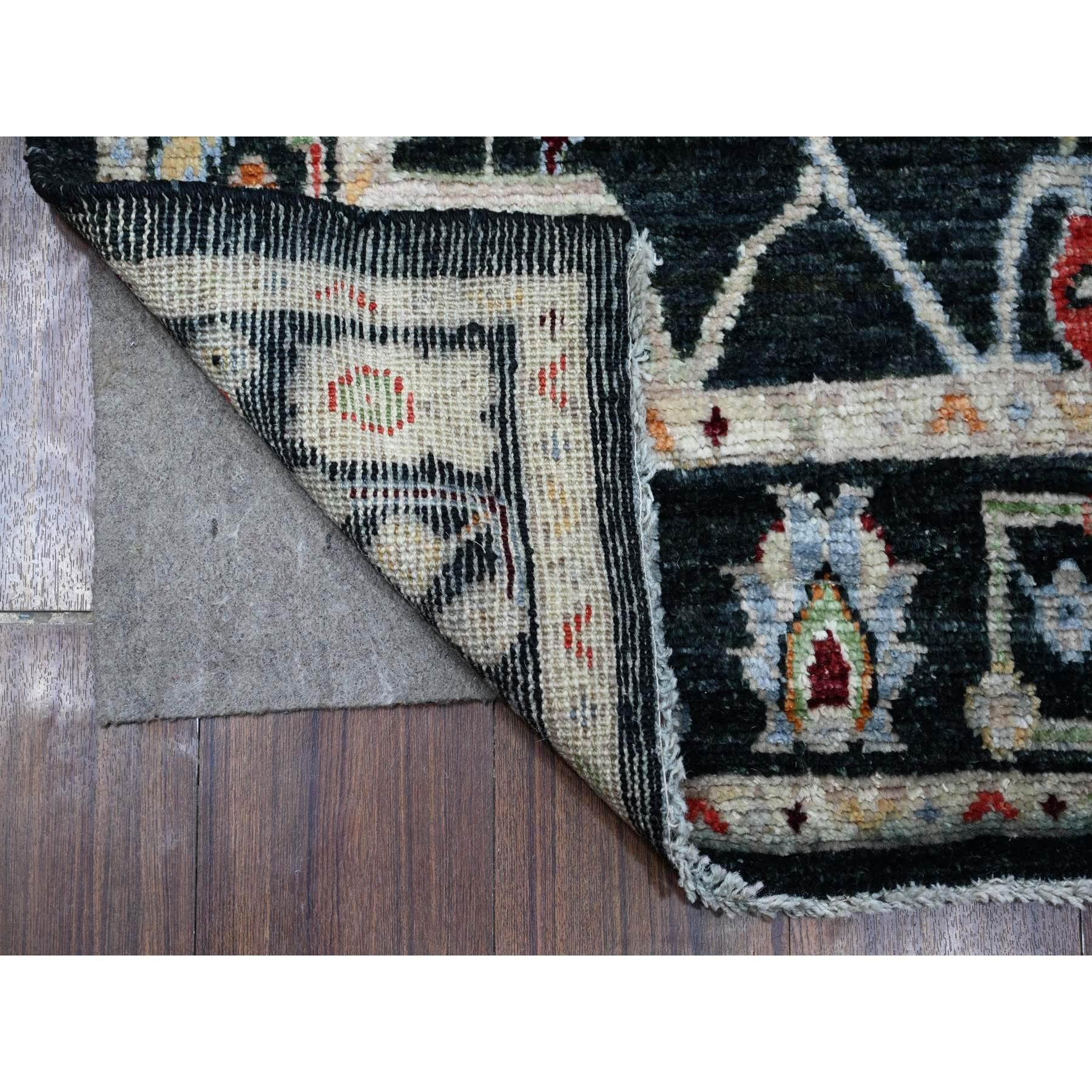 Ésta es una auténtica alfombra oriental de Angora Oushak, anudada a mano, de pura lana, única en su especie. Ha sido anudada durante meses y meses con técnicas artesanales de tejido centenarias por expertos artesanos.
Materiales primarios: