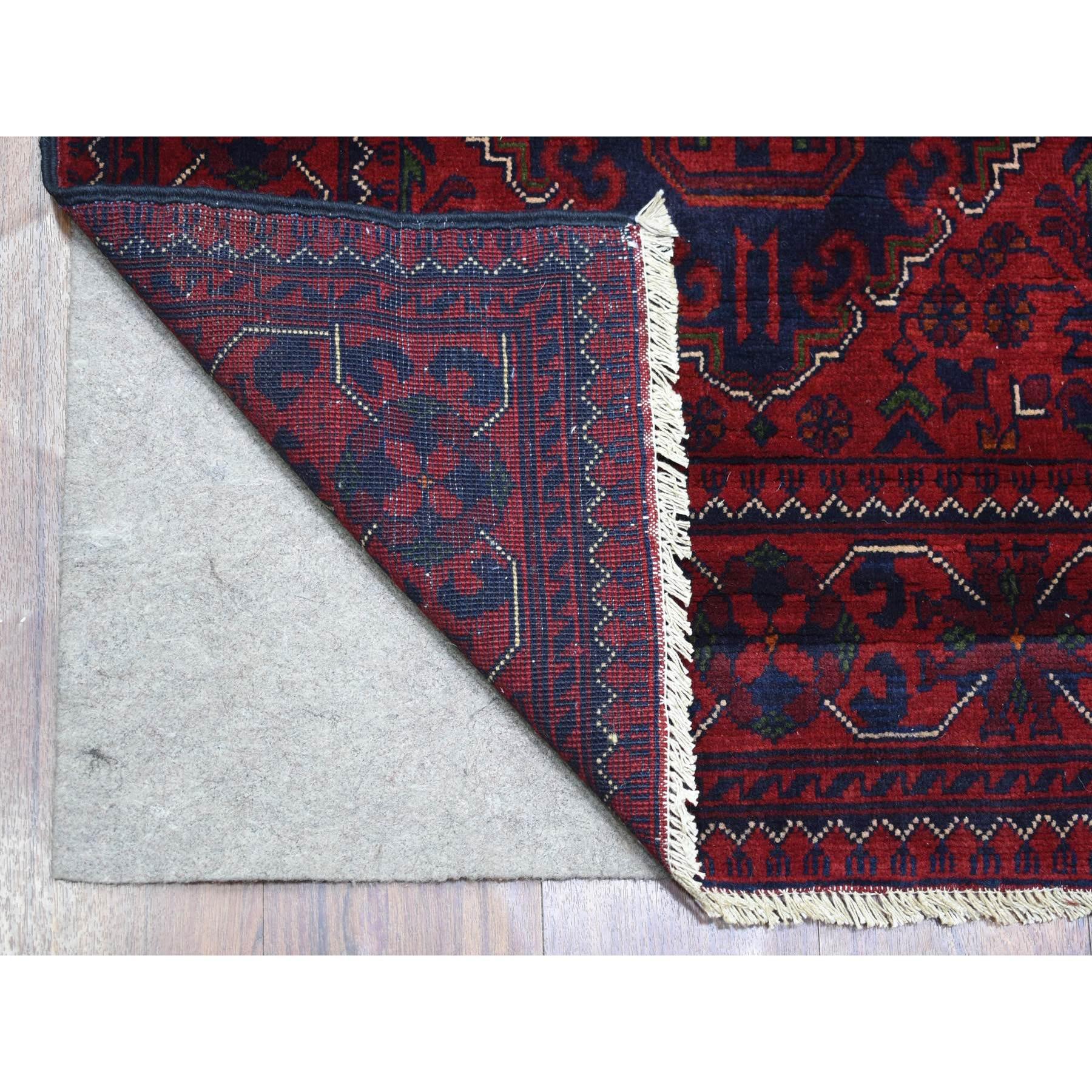 Se trata de una auténtica alfombra oriental Khamyab roja de lana afgana de diseño tribal anudada a mano. Ha sido anudada durante meses y meses con técnicas artesanales de tejido centenarias por expertos artesanos.
Materiales primarios: Lana
Látex: