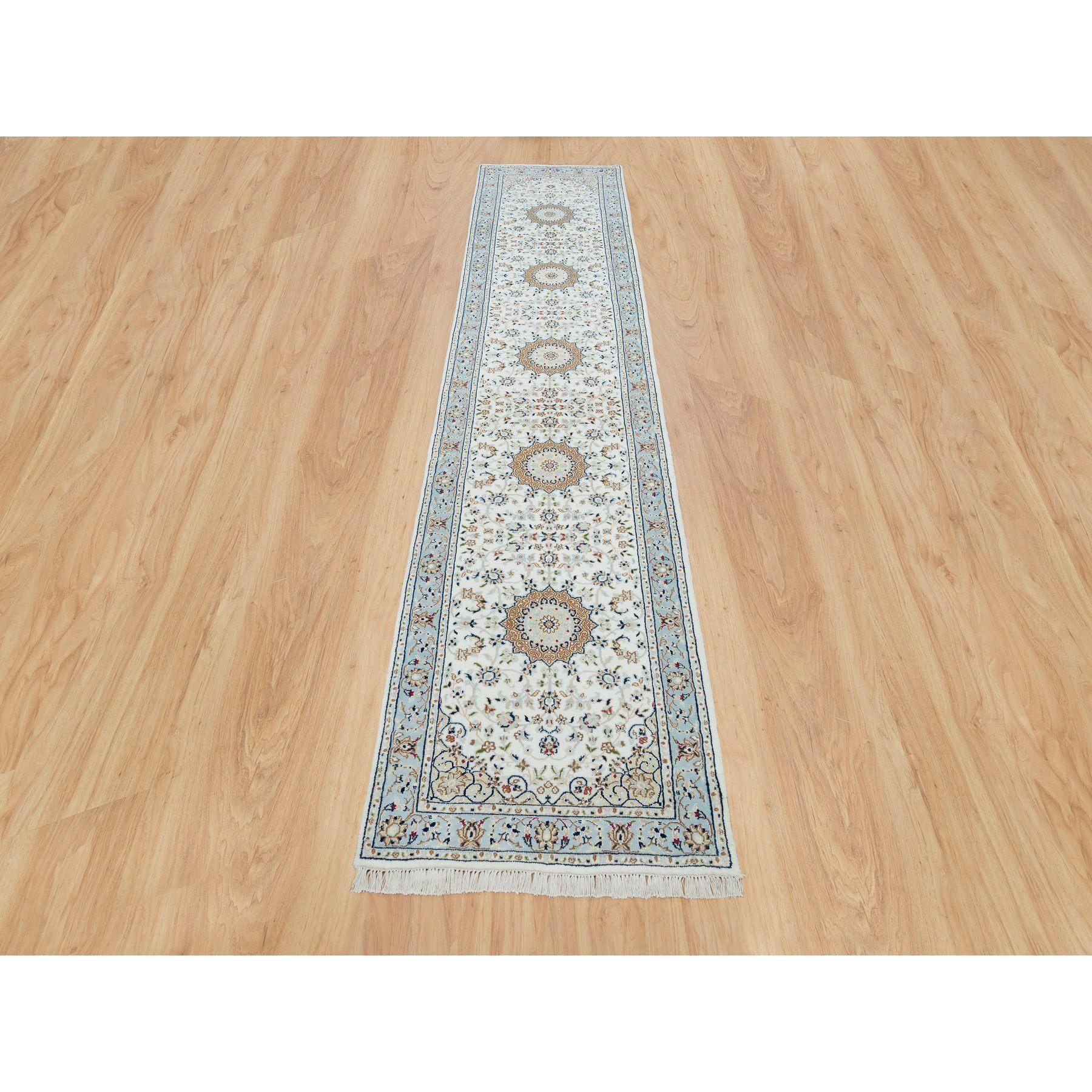 Puderweiß, Handgeknüpft, Nain mit Medaillon Blumenmuster, 250 KPSI, Biowolle, Läufer Orientteppich
Primäre MATERIALIEN: Wolle
Latex: Kein Flor 
Höhe: 0,25 Zoll
Stil: Traditionell
Grundfarbe: Elfenbein
Sekundäre Farben: Yale Blau, Braun, Rot,