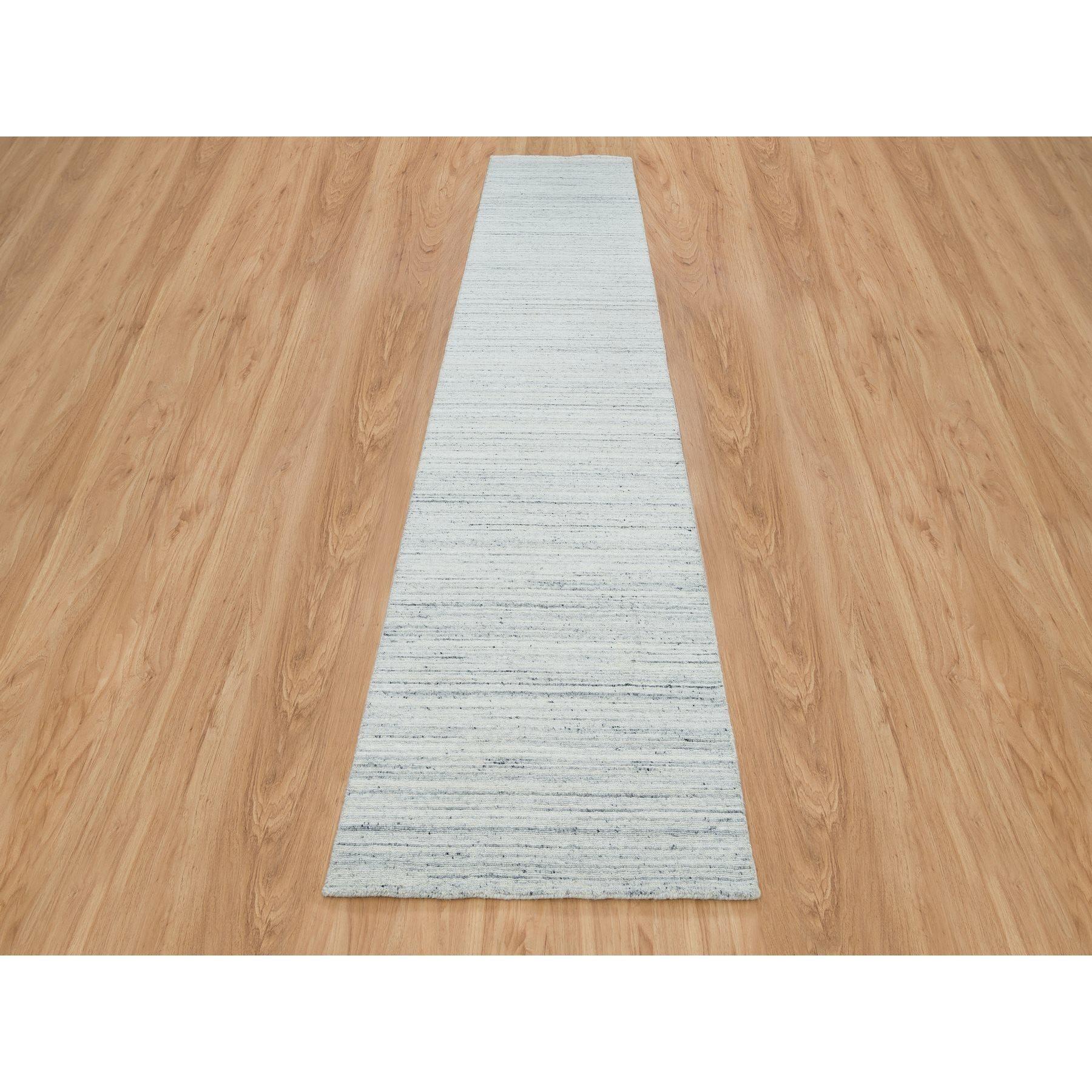 Dies ist ein echtes Unikat aus elfenbeinfarbener, reiner Wolle, pflanzlich gefärbt, handgewebt, schlichtes modernes Streifendesign, Läufer mit weichem Flor, Orientteppich
Primäre MATERIALIEN: Wolle
Latex: Kein Flor 
Höhe: 0,25 Zoll
Stil: