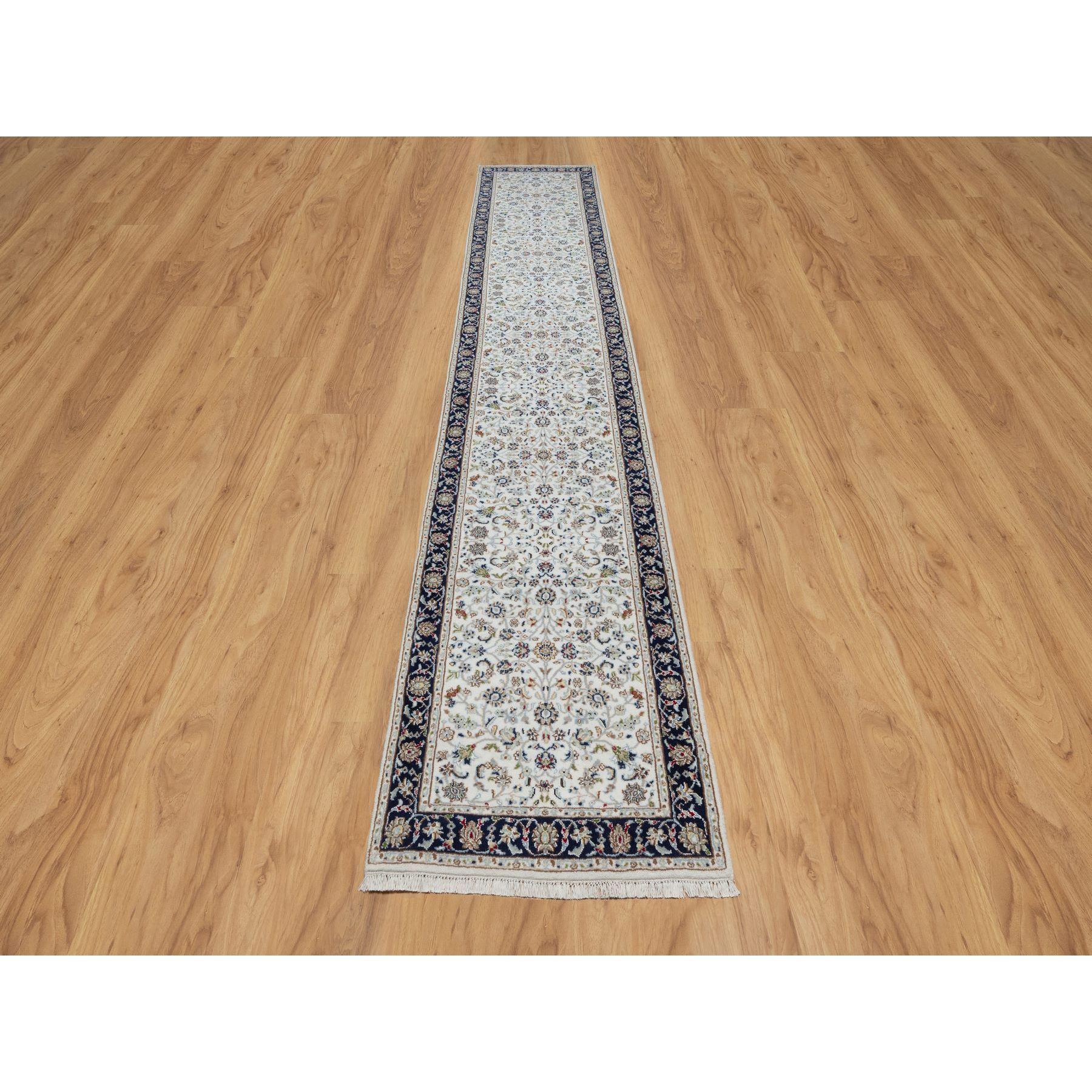 Powder White, Nain with All Over Flower Design, 250 KPSI, Laine et Soie, Noué à la main, Tapis de course, Tapis d'Orient
Matériaux primaires : Laine et soie
Latex : Pas de poils 
hauteur : 0,25 pouces
Style : Traditionnel
Couleur primaire :