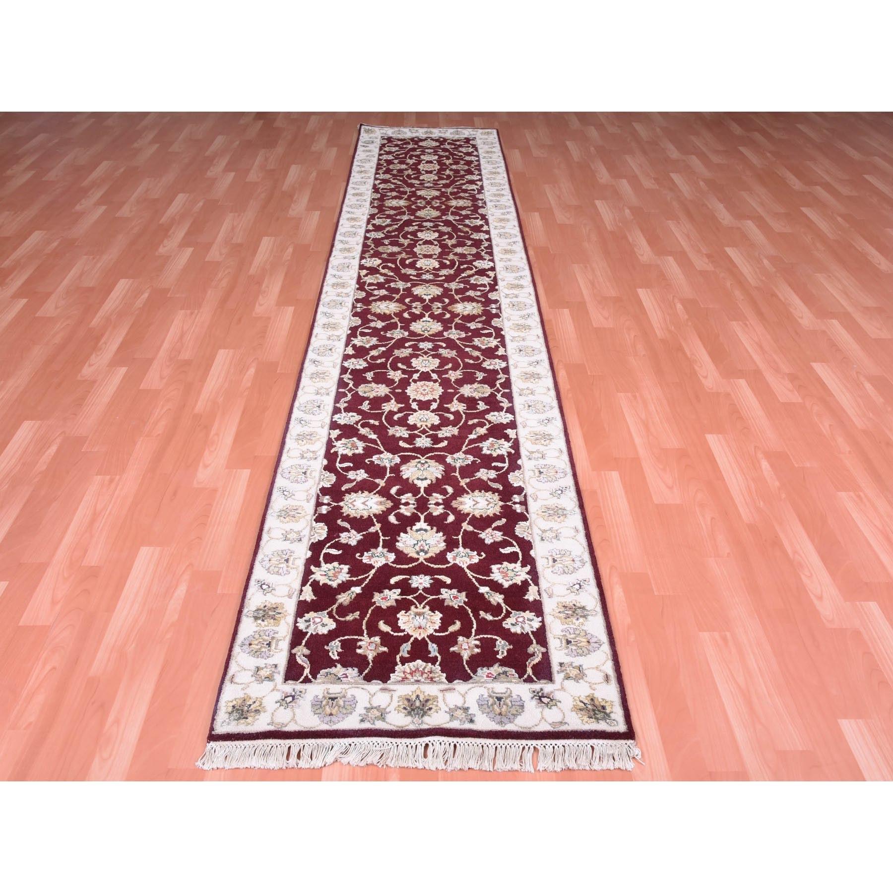 Se trata de una auténtica alfombra de calle oriental, anudada a mano, de lana y seda, de color rojo burdeos, de Rajastán, gruesa y afelpada. Ha sido anudada durante meses y meses con técnicas artesanales de tejido centenarias por expertos