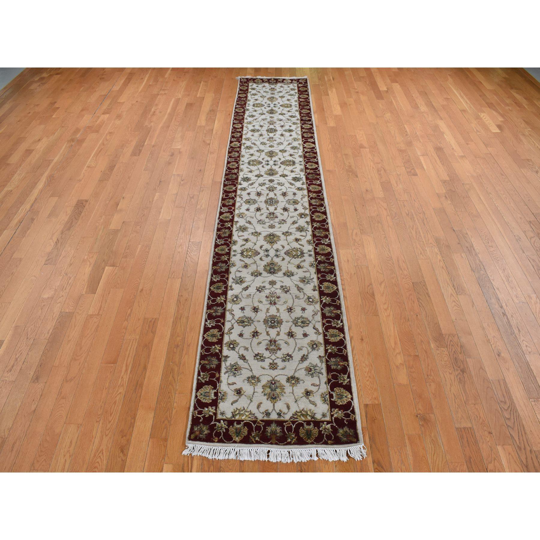 Avorio, Design del Rajasthan, metà lana e metà seta, spesso e soffice, tappeto orientale XL Runner
Materiali primari: Lana e seta
Lattice: No Pile 
altezza: 0,25 pollici
Stile: Tradizionale
Colore primario: Avorio
Colori secondari: Giallo, Verde,