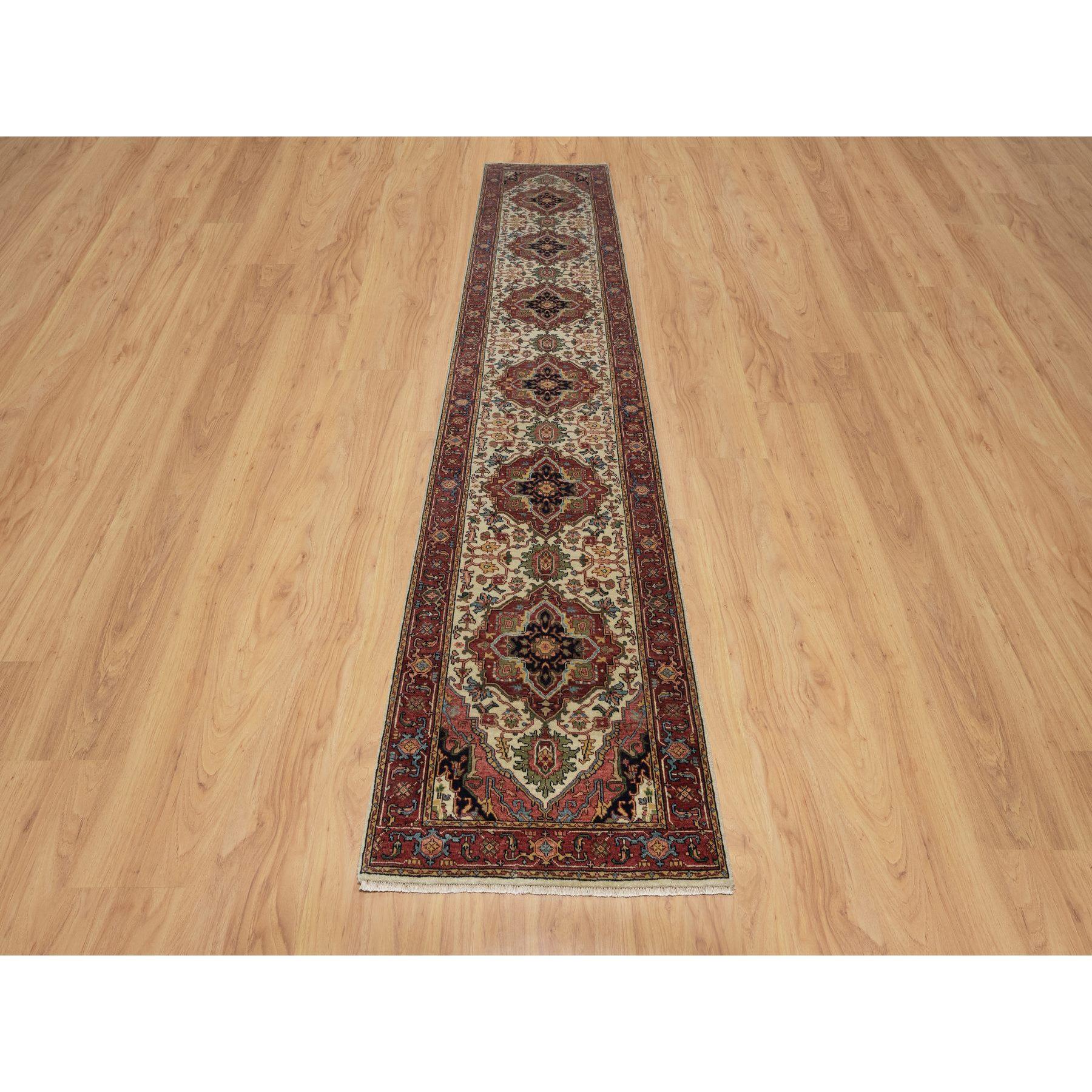 Swan White, Ricreazione di Heriz anticato, Tinture naturali, Annodato a mano, Morbido e rigoglioso, Lana morbida, Trama più densa, Runner XL, Tappeto orientale
Materiali primari: Lana
Lattice: No Pile 
altezza: 0,25 pollici
Stile: