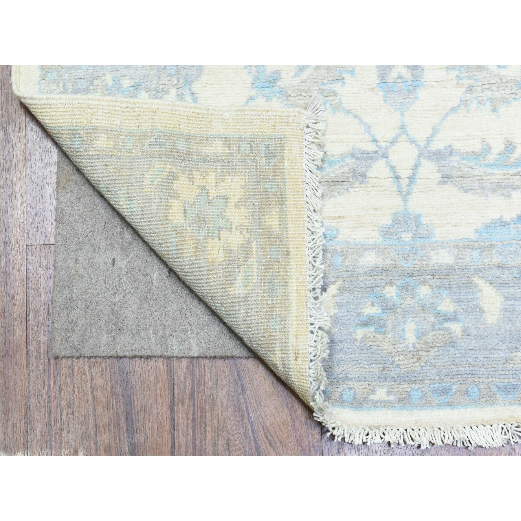 Dies ist eine wirklich echte one-of-a-kind Elfenbein, samtig Wolle handgeknüpft, White Wash Peshawar mit All Over Leaf Design Natural Dyes, Läufer Orientteppich. Es wurde monatelang in jahrhundertealten Webtechniken von erfahrenen Handwerkern
