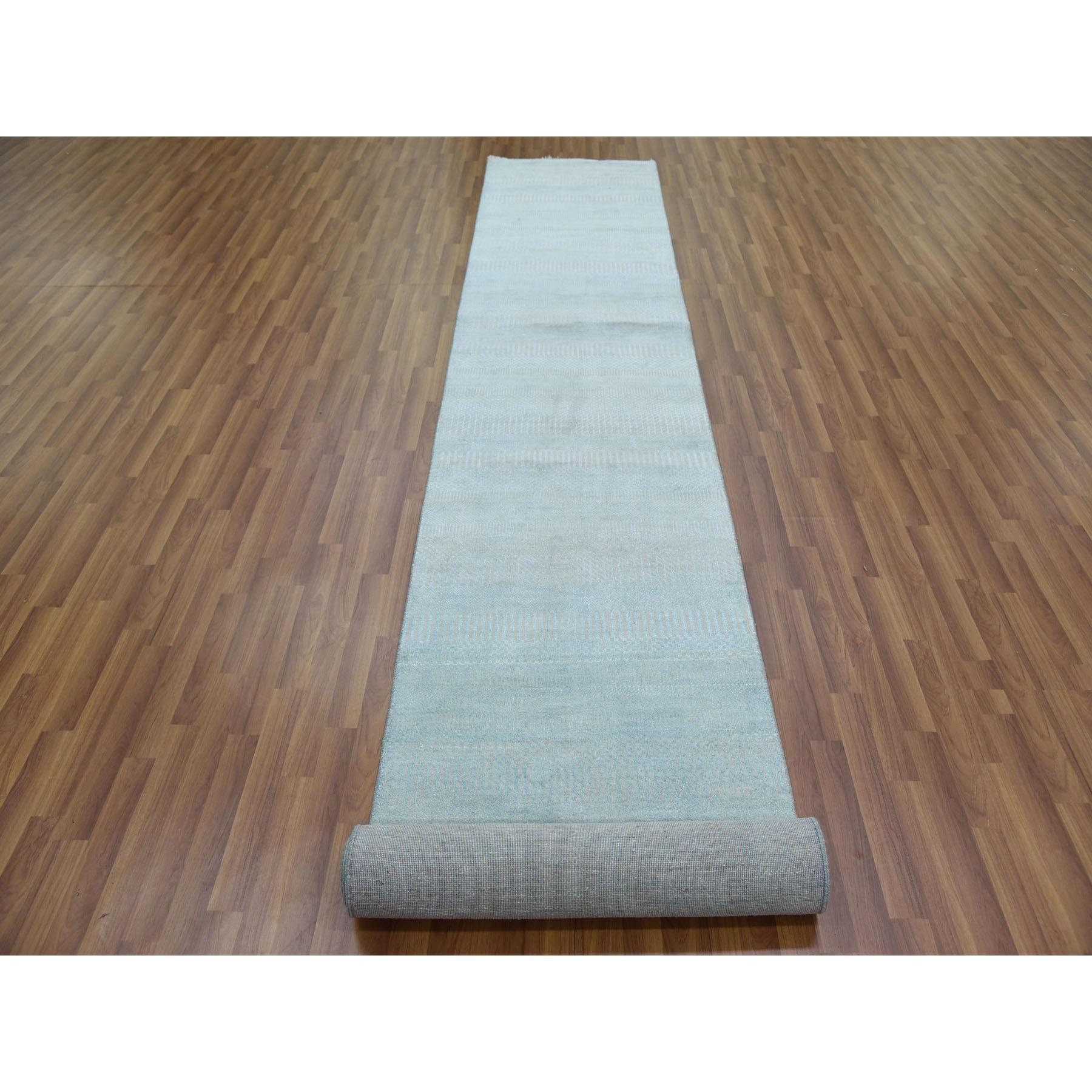Si tratta di un vero e proprio esemplare unico di Gabbeh, By Design Modern Grass, annodato a mano, densamente tessuto in lana e seta, XL Runner Oriental Rugs. È stato annodato per mesi e mesi con tecniche di tessitura secolari da esperti