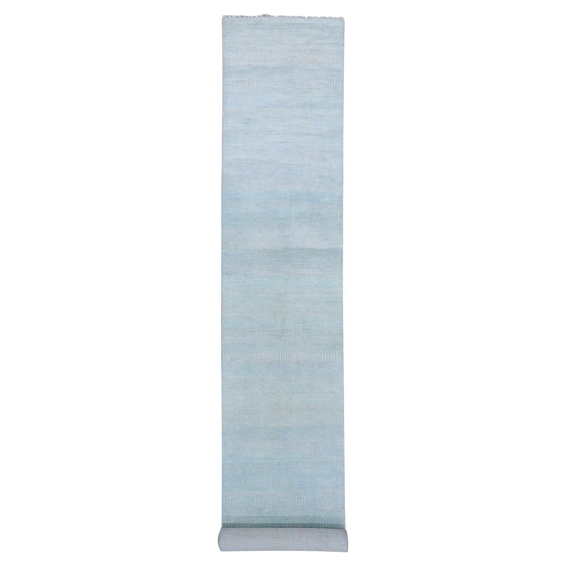 Tappeto Runner XL in lana e seta 2'8 "x15' blu annodato a mano con disegno erba moderno
