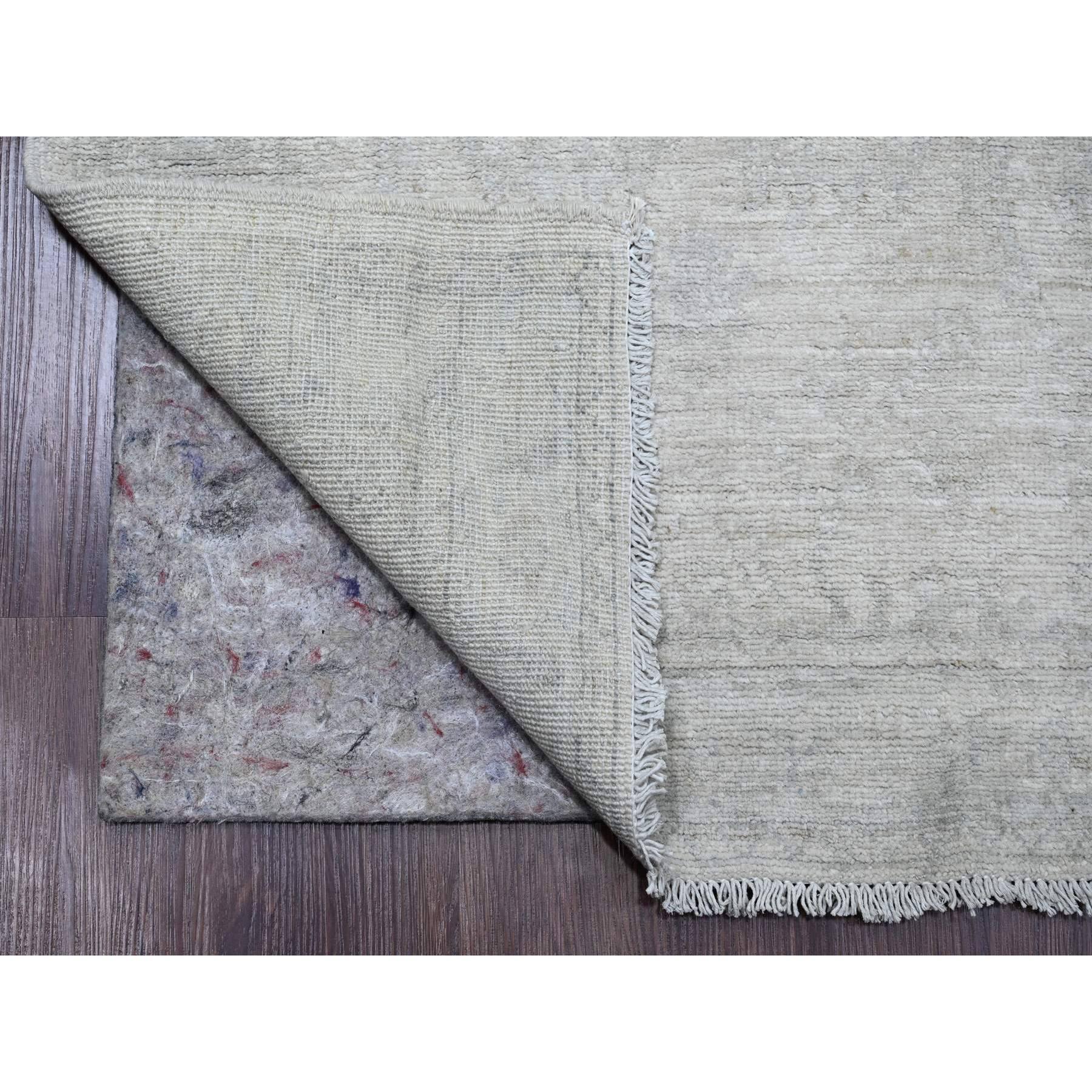 Cascading White, Handgeknüpft, Stone Washed Peshawar mit Allover-Muster, Natürliche Farbstoffe, Reine Wolle, XL Läufer, Orientteppich
Primäre MATERIALIEN: Wolle
Latex: Kein Flor 
Höhe: 0,25 Zoll
Stil: Transitional
Grundfarbe: