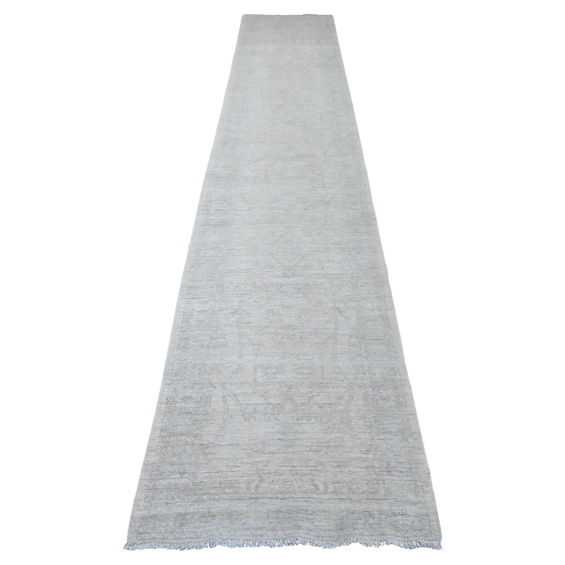 Tapis oriental Peshawar en pure laine blanche nouée à la main et lavée à la pierre, 2'8"x15'