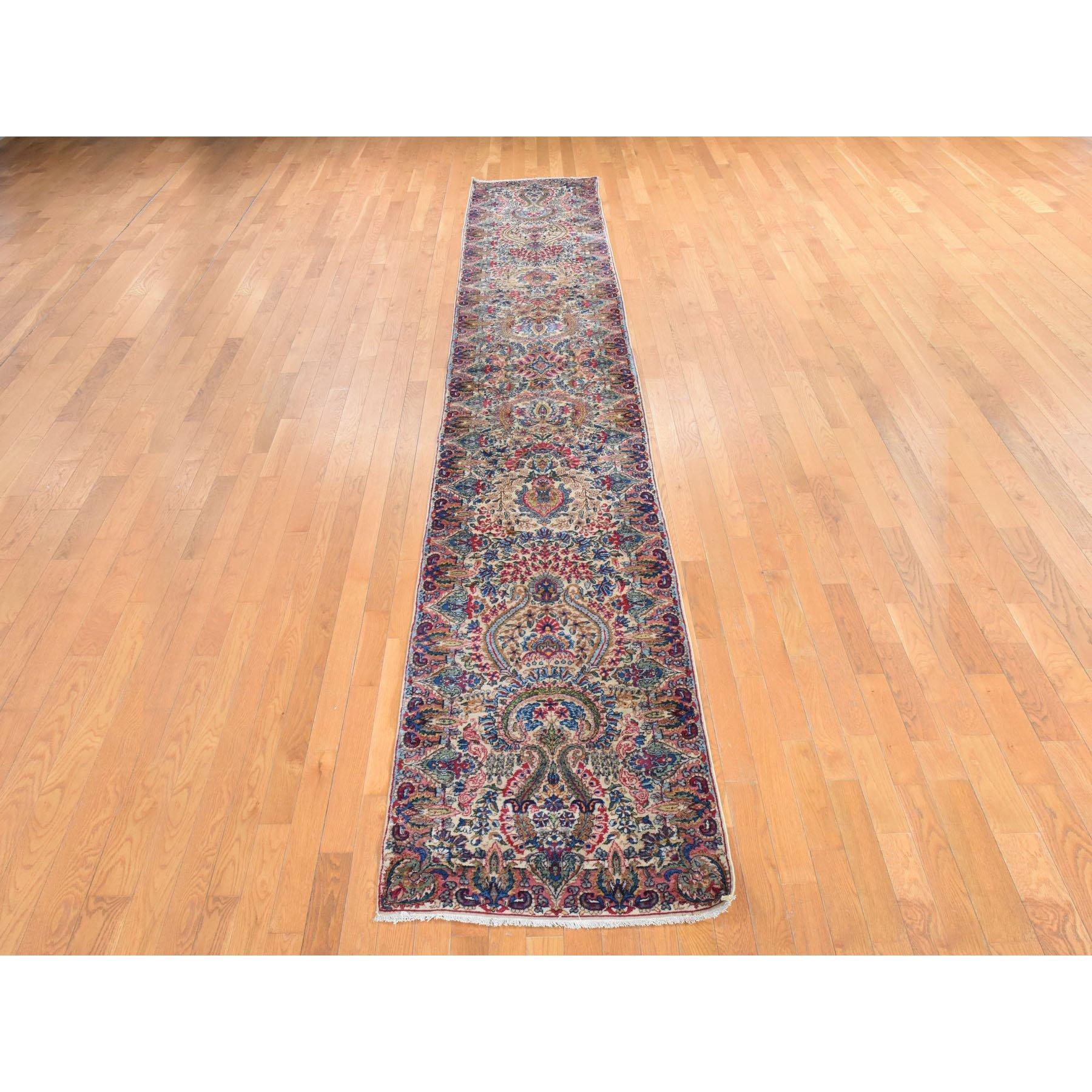 Chiffon Weiß, Antiker Persischer Lavar Kerman Teppich, Läufer, 100% Wolle, Handgeknüpft, Sauber und in gutem Zustand, Orientalisch
Primäre MATERIALIEN: Wolle
Latex: Kein Flor 
Höhe: 0,25 Zoll
Stil: Traditionell
Grundfarbe: Elfenbein
Sekundärfarben: