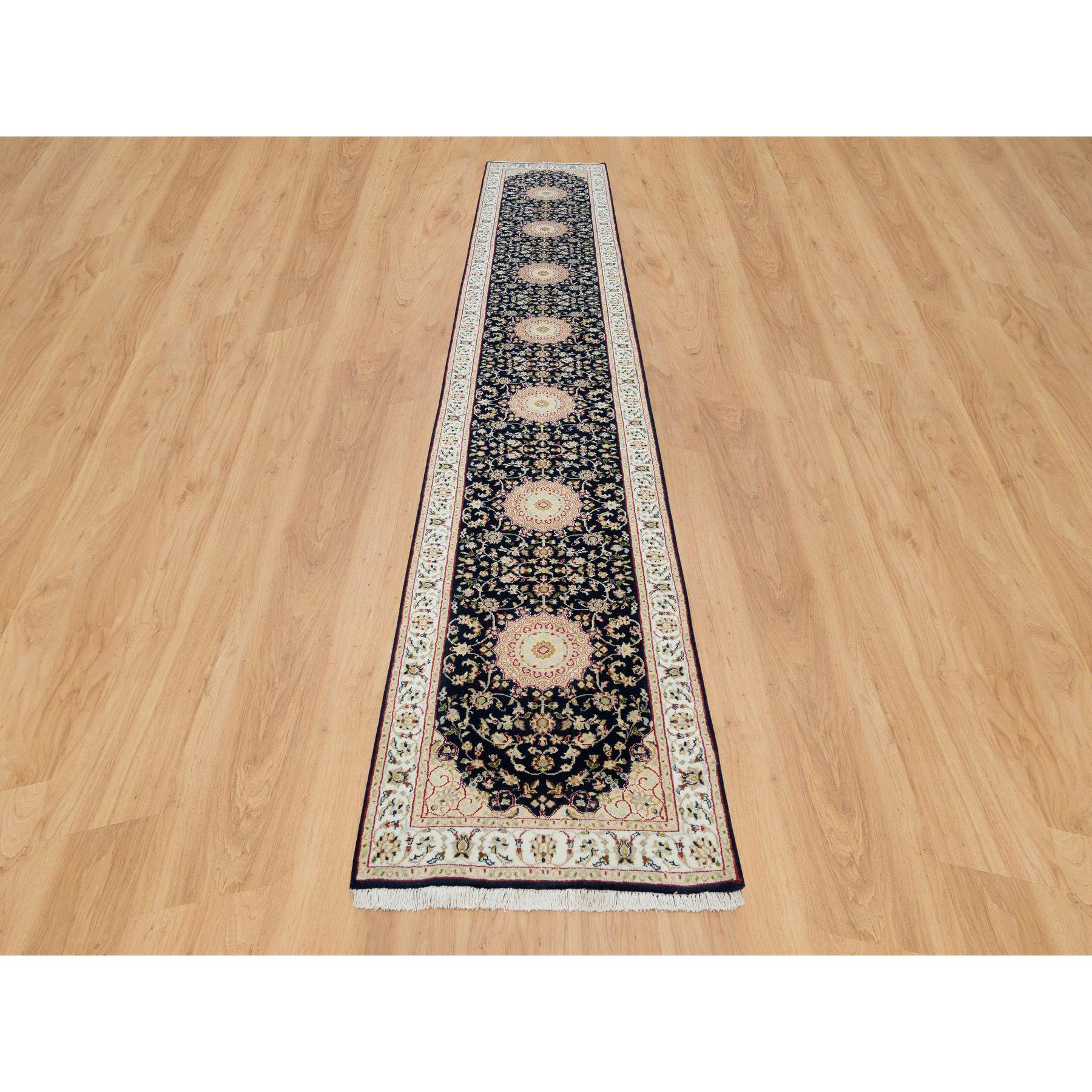 Blu notte, Nain con disegno centrale di fiori a medaglione, 250 KPSI, lana biologica, annodato a mano, XL Runner Oriental Rugs
Materiali primari: Lana
Lattice: No Pile 
altezza: 0,25 pollici
Stile: Tradizionale
Colore primario: Blu
Colori secondari: