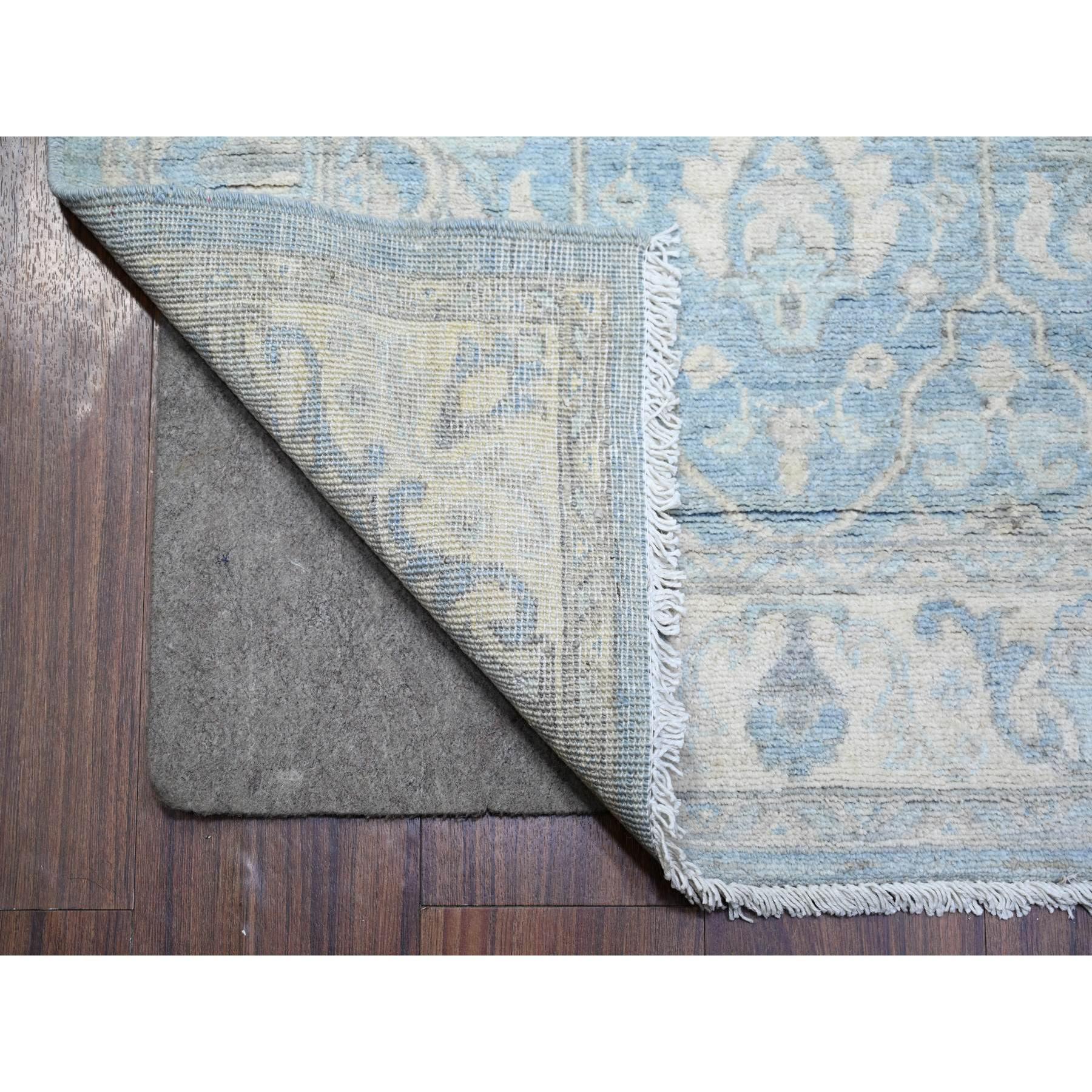 Rotblau, Feiner Peshawar mit All Over Design, Natürliche Farbstoffe, Reine Wolle, Handgeknüpft, XL Läufer Orientteppich
Primäre MATERIALIEN: Wolle
Latex: Kein Flor 
Höhe: 0,25 Zoll
Stil: Transitional
Grundfarbe: Blau
Sekundärfarben: Elfenbein,