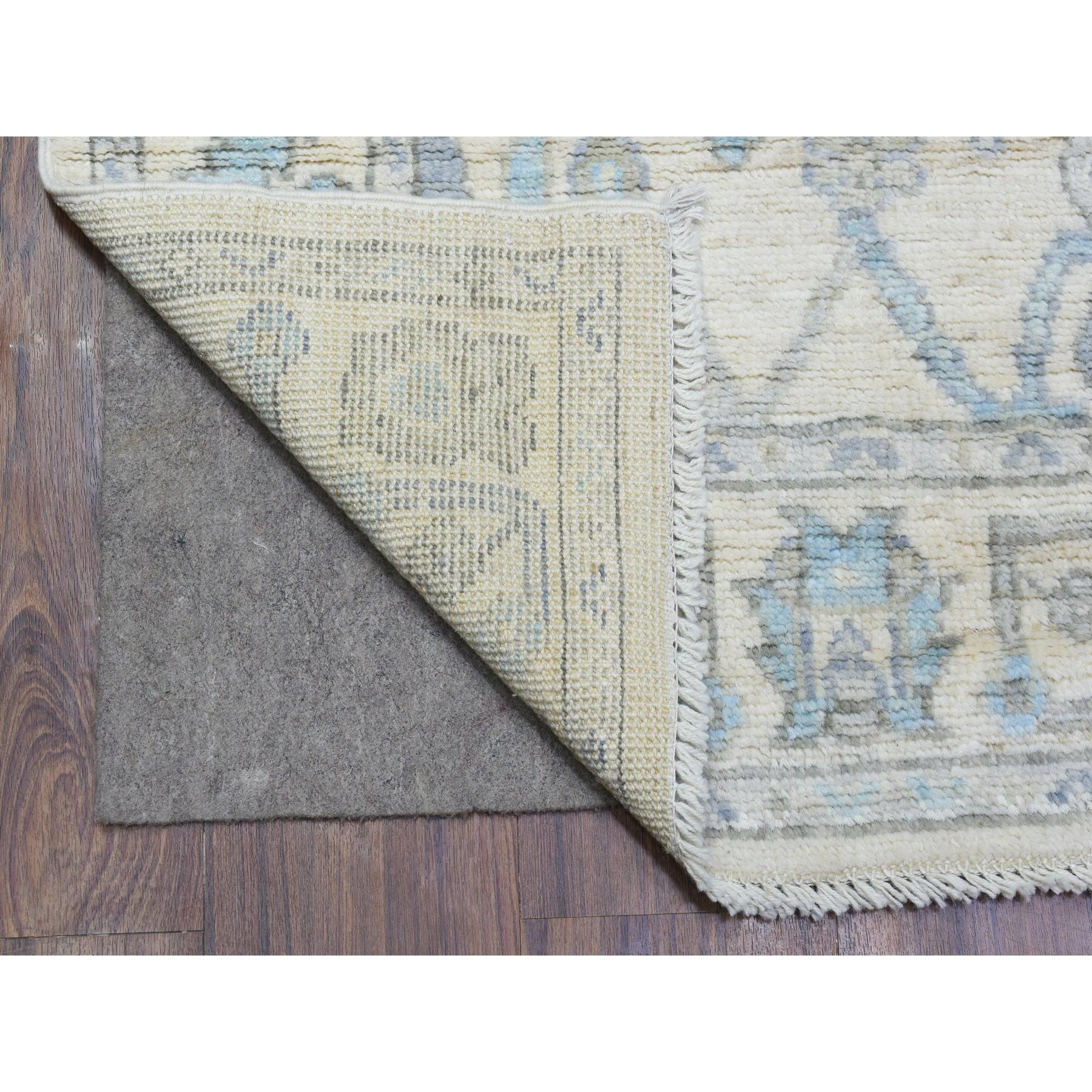 Il s'agit d'un véritable tapis d'Orient, unique en son genre, noué à la main en laine Afghane Angora Oushak Runner. Il a été noué pendant des mois et des mois selon des techniques de tissage séculaires par des artisans experts.
Matières premières :
