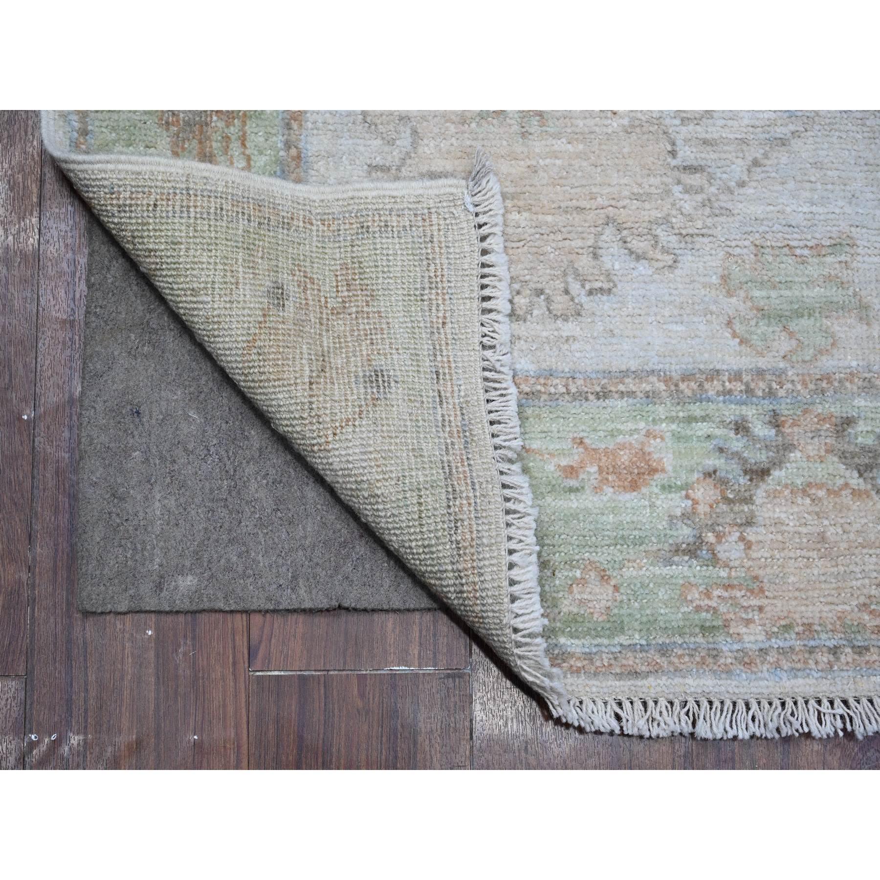 Si tratta di un autentico tappeto orientale di Angora Oushak, annodato a mano, in pura lana, unico nel suo genere. È stato annodato per mesi e mesi con tecniche di tessitura secolari da esperti artigiani.
Materiali primari: Lana
Lattice: No Pile