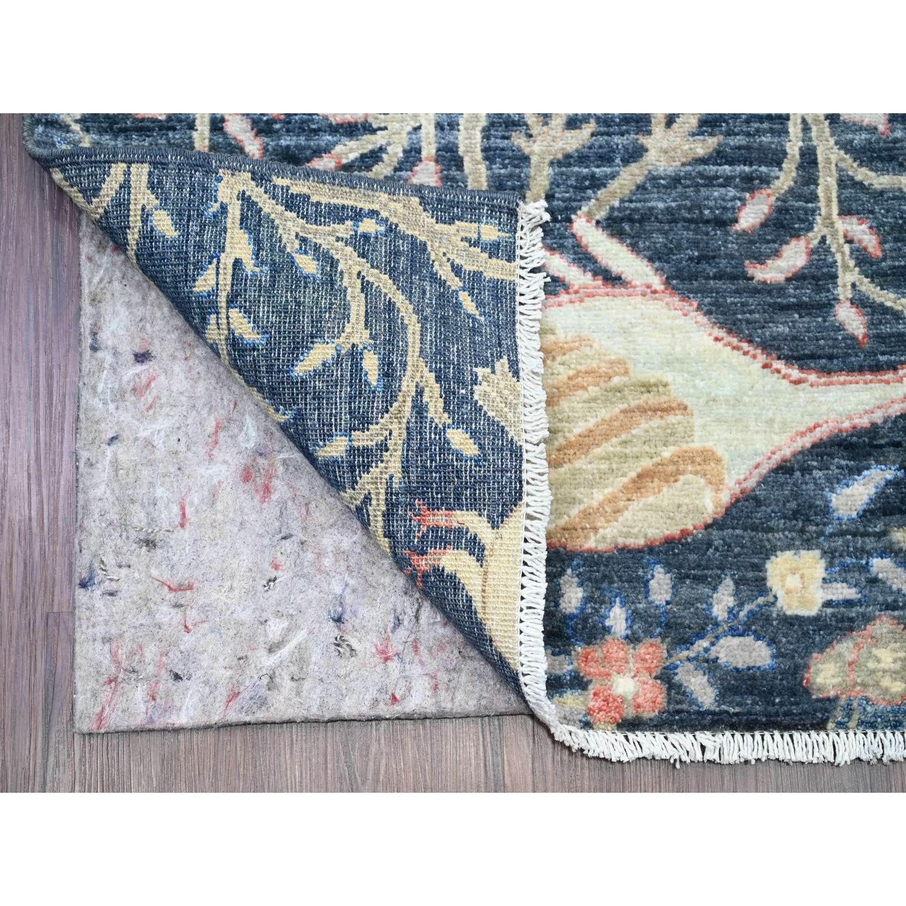 Denimblau, Afghanischer Peschawar mit Paradiesvogelmotiv, Pflanzenfarben, Handgeknüpft, Weiche und glänzende Wolle, Läufer, Orientteppich
Primäre MATERIALIEN: Wolle
Latex: Kein Flor 
Höhe: 0,25 Zoll
Stil: Transitional
Grundfarbe: Blau
Sekundäre