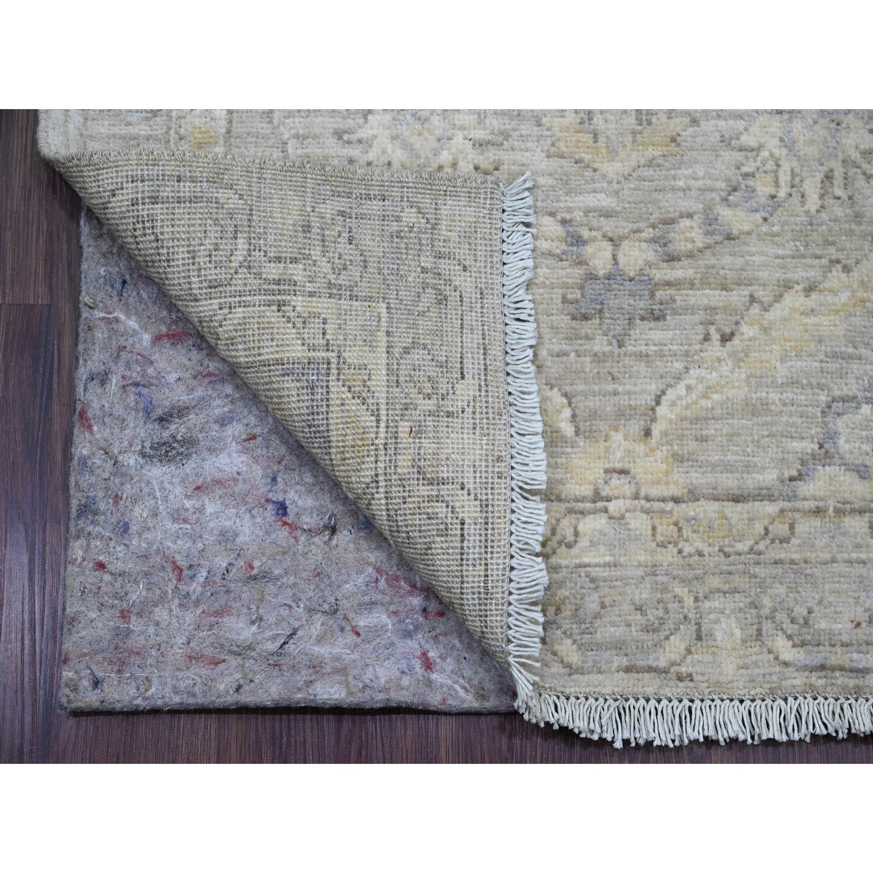 Grigio nebbioso, Peshawar lavato a pietra con disegno di foglie all over, annodato a mano, tinture vegetali, 100% lana, Runner XL, Tappeto orientale
Materiali primari: Lana
Lattice: No Pile 
altezza: 0,25 pollici
Stile: Di transizione
Colore