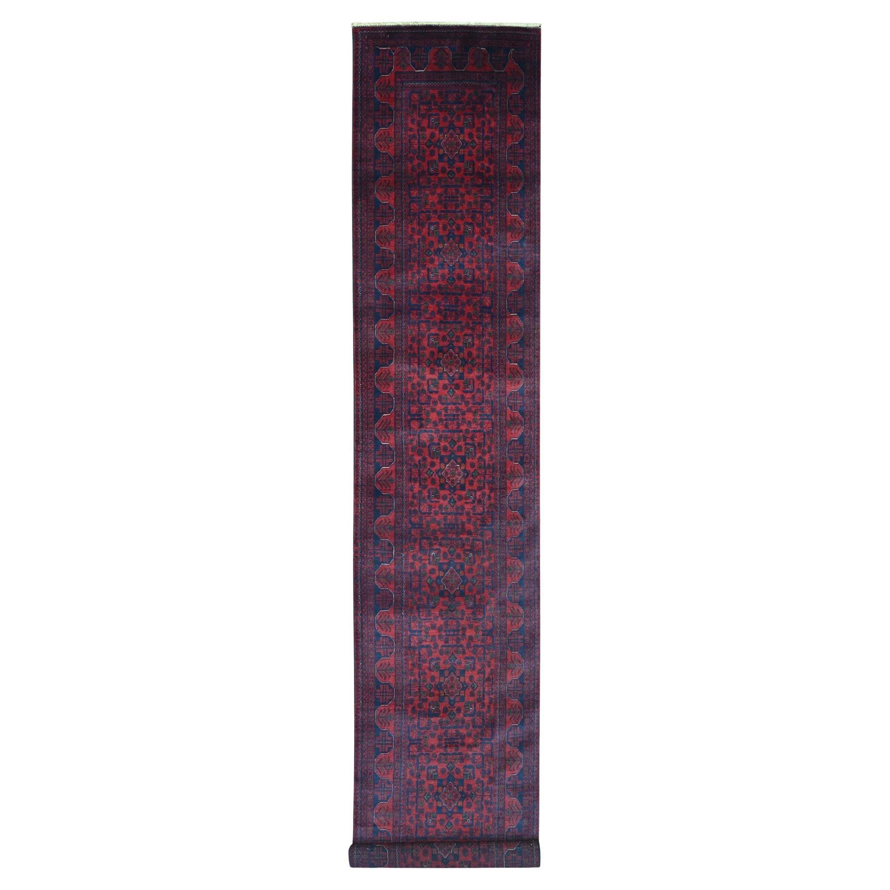 2'8 "x16'3" Vermilion Red Afghan Khamyab Geometric Pattern Pure Wool Runner Rug (Tapis de course en pure laine) en vente