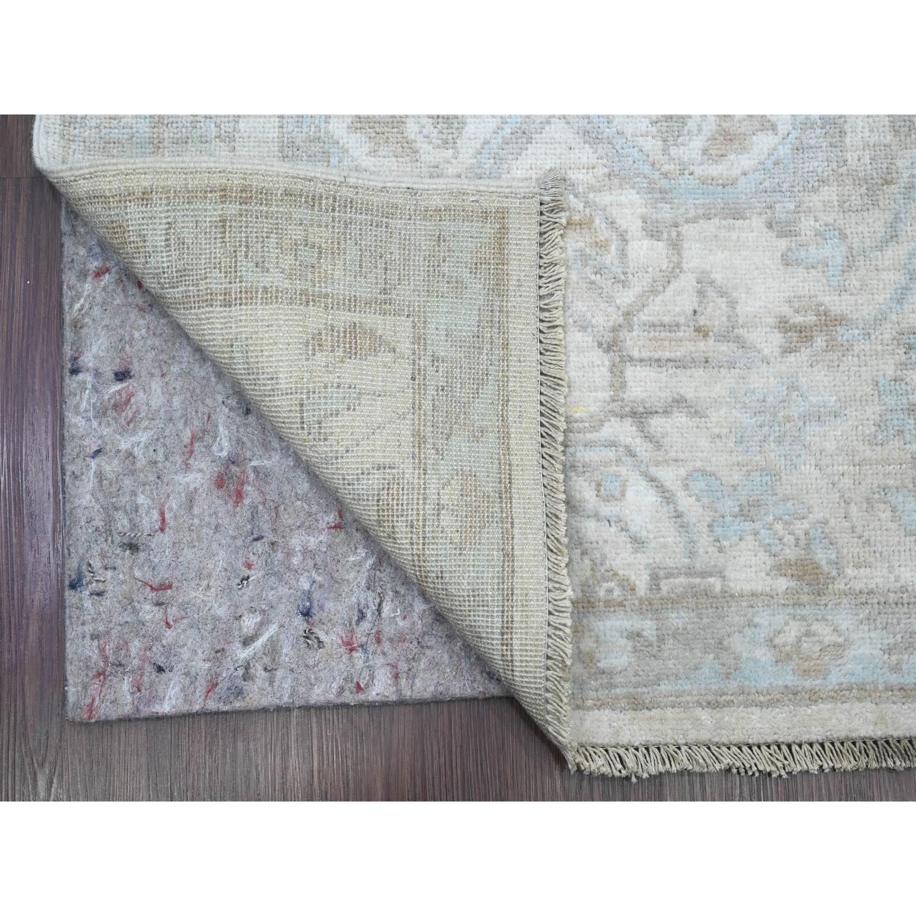 Blanc nacré, Peshawar délavé avec un design de feuilles, noué à la main, teintures naturelles, 100 % laine, couloir XL, tapis d'Orient
Matières premières : Laine
Latex : Pas de poils 
hauteur : 0,25 pouces
Style : Transitionnel
Couleur primaire :