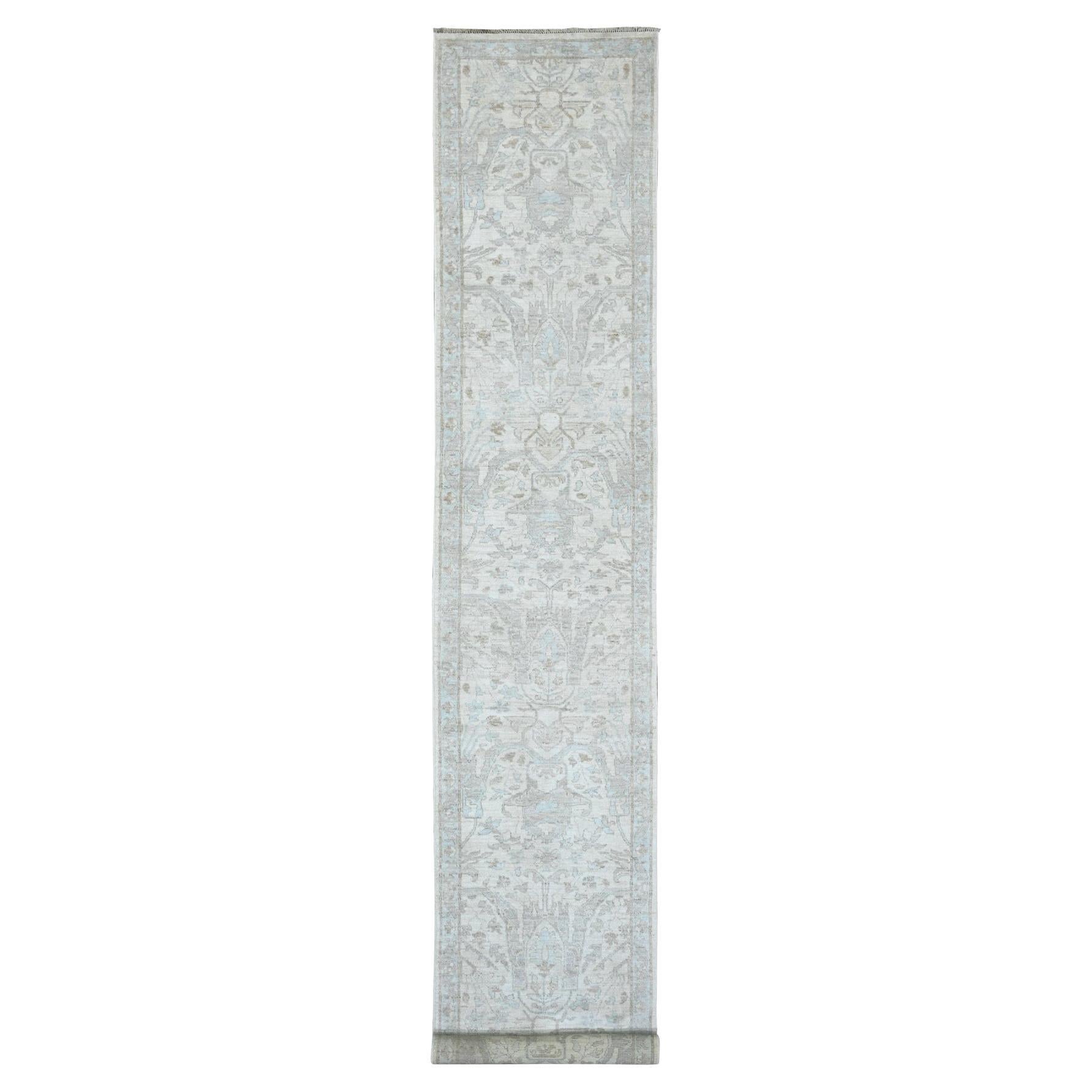 2'8 "x16'3" White Wash Peshawar Leaf Design Tapis de course en pure laine noué à la main en vente