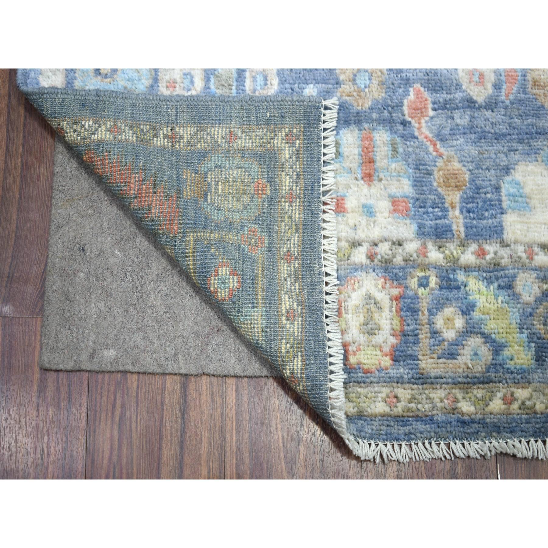 Il s'agit d'un véritable tapis de course XL noué à la main en angora Oushak à motif de feuilles, de couleur bleue afghane. Il a été noué pendant des mois et des mois selon des techniques de tissage séculaires par des artisans experts.
Matières