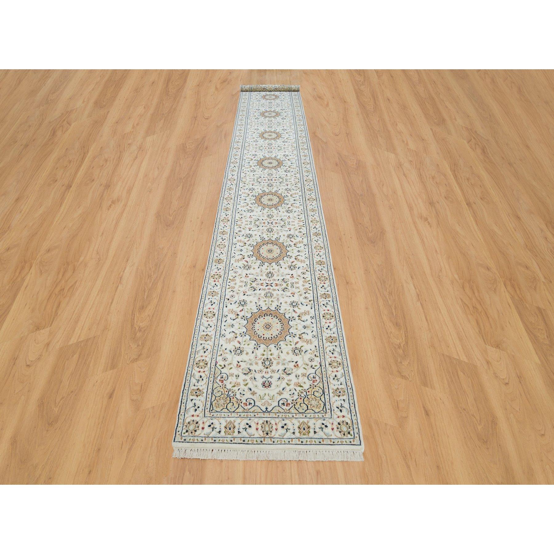 Puderweiß, 250 KPSI, Reine Wolle, Handgeknüpft, Nain mit All-Over-Blumenmuster, XL Läufer Orientteppich
Primäre MATERIALIEN: Wolle
Latex: Kein Flor 
Höhe: 0,25 Zoll
Stil: Traditionell
Grundfarbe: Elfenbein
Sekundäre Farben: Braun, Hellblau, Grün,