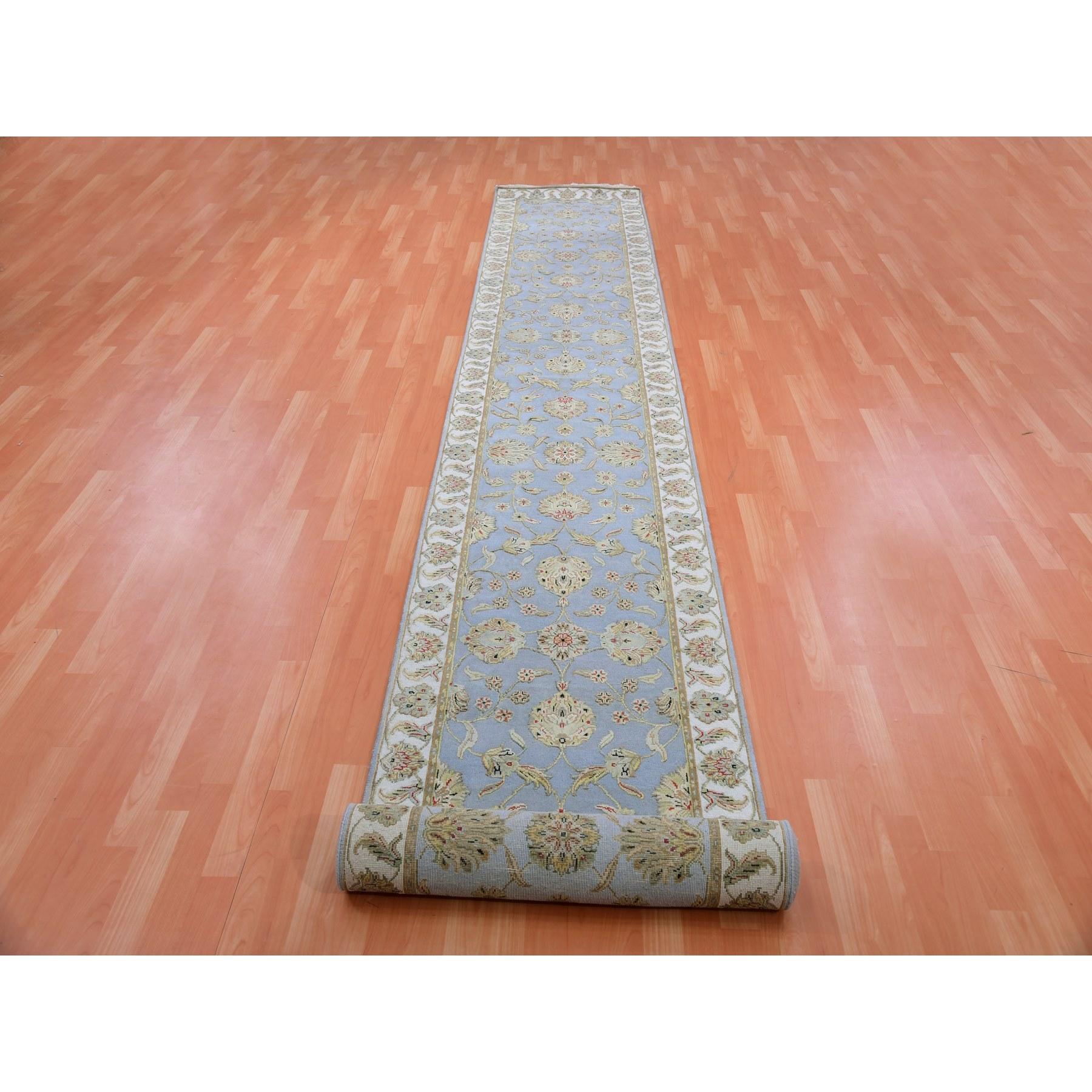 Dies ist eine wirklich echte one-of-a-kind Hand Knotted Rajasthan Design Wolle und Seide Orientteppich. Es wurde monatelang von erfahrenen Kunsthandwerkern in jahrhundertealten Webtechniken geknüpft.
Primäre MATERIALIEN: Wolle
Latex: Kein Flor
