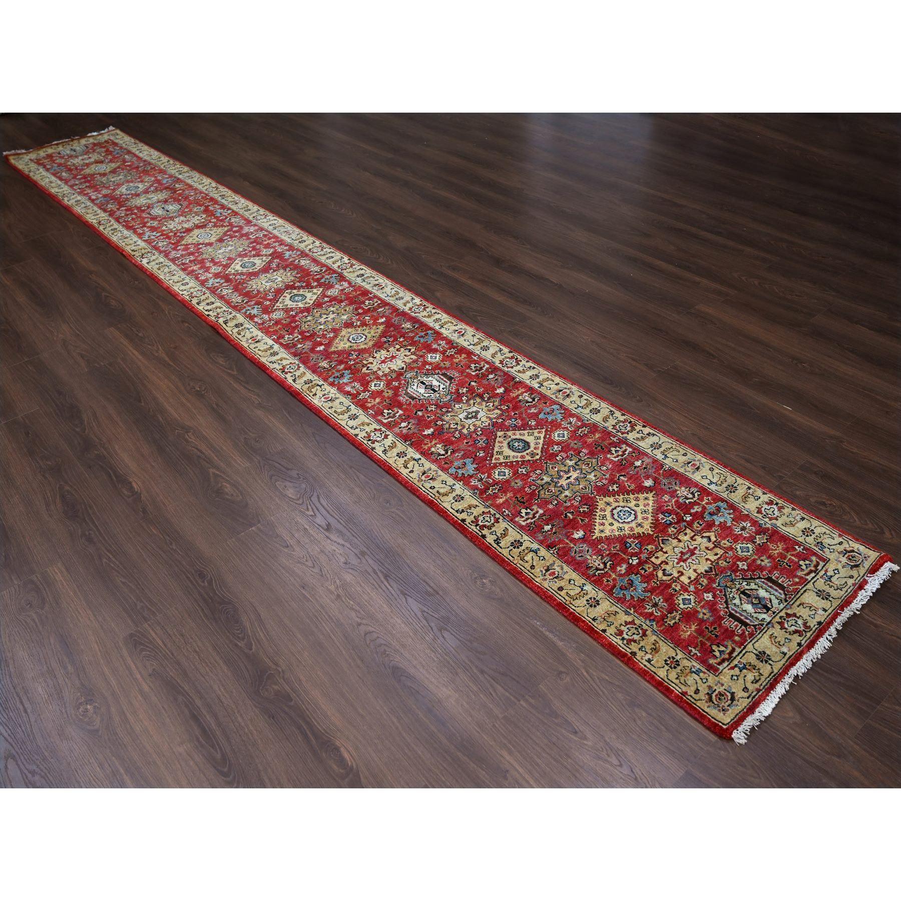 Il s'agit d'un véritable tapis d'Orient, unique en son genre, noué à la main, en laine biologique, à motif Karajeh, avec des fils XL et des poils doux au toucher. Il a été noué pendant des mois et des mois selon des techniques de tissage séculaires