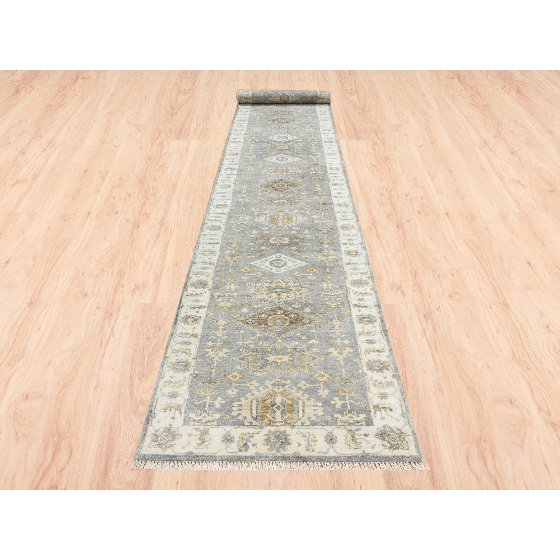 Dies ist eine wirklich echte one-of-a-kind Silber Karajeh Design reine Wolle handgeknüpft orientalischen XL Läufer Teppich. Es wurde monatelang in der jahrhundertealten persischen Webtechnik von erfahrenen Handwerkern geknüpft.
Primäre MATERIALIEN: