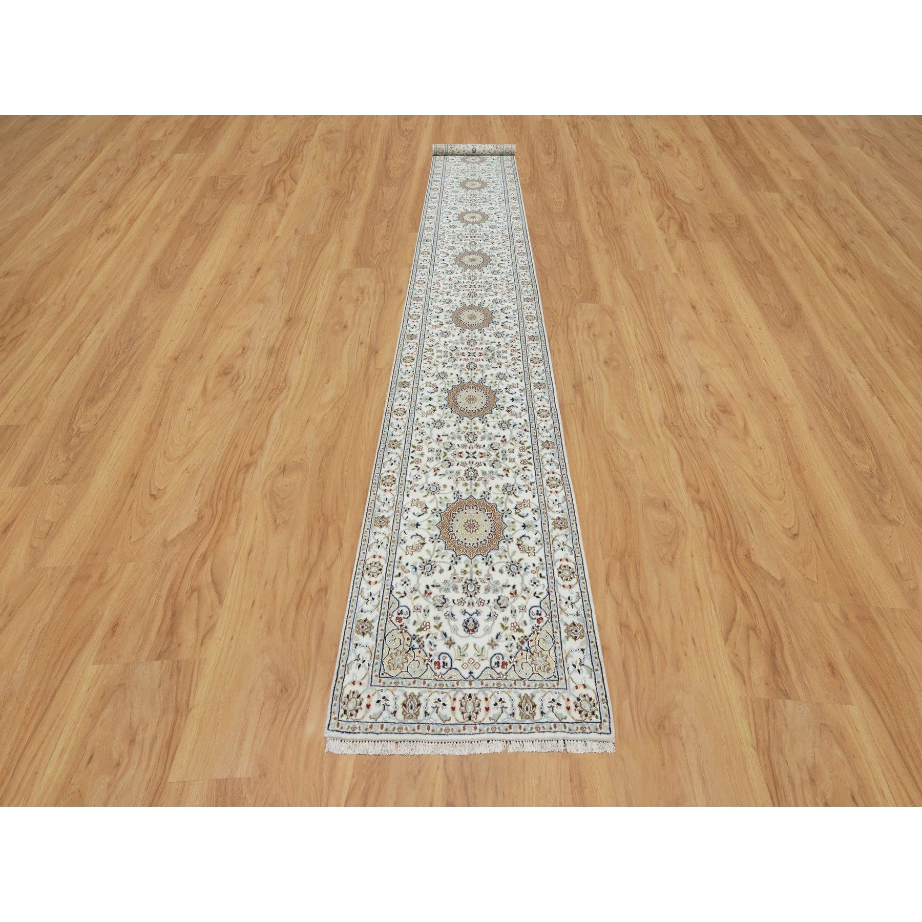 Daisy White, Nain con diseño floral central, 250 KPSI, anudada a mano, pelo suave, lana y seda, pasillo XL, alfombra oriental
Materiales primarios: Lana y seda
Látex: Sin pelo 
altura: 0,25 Pulgadas
Estilo: Tradicional
Color principal:
