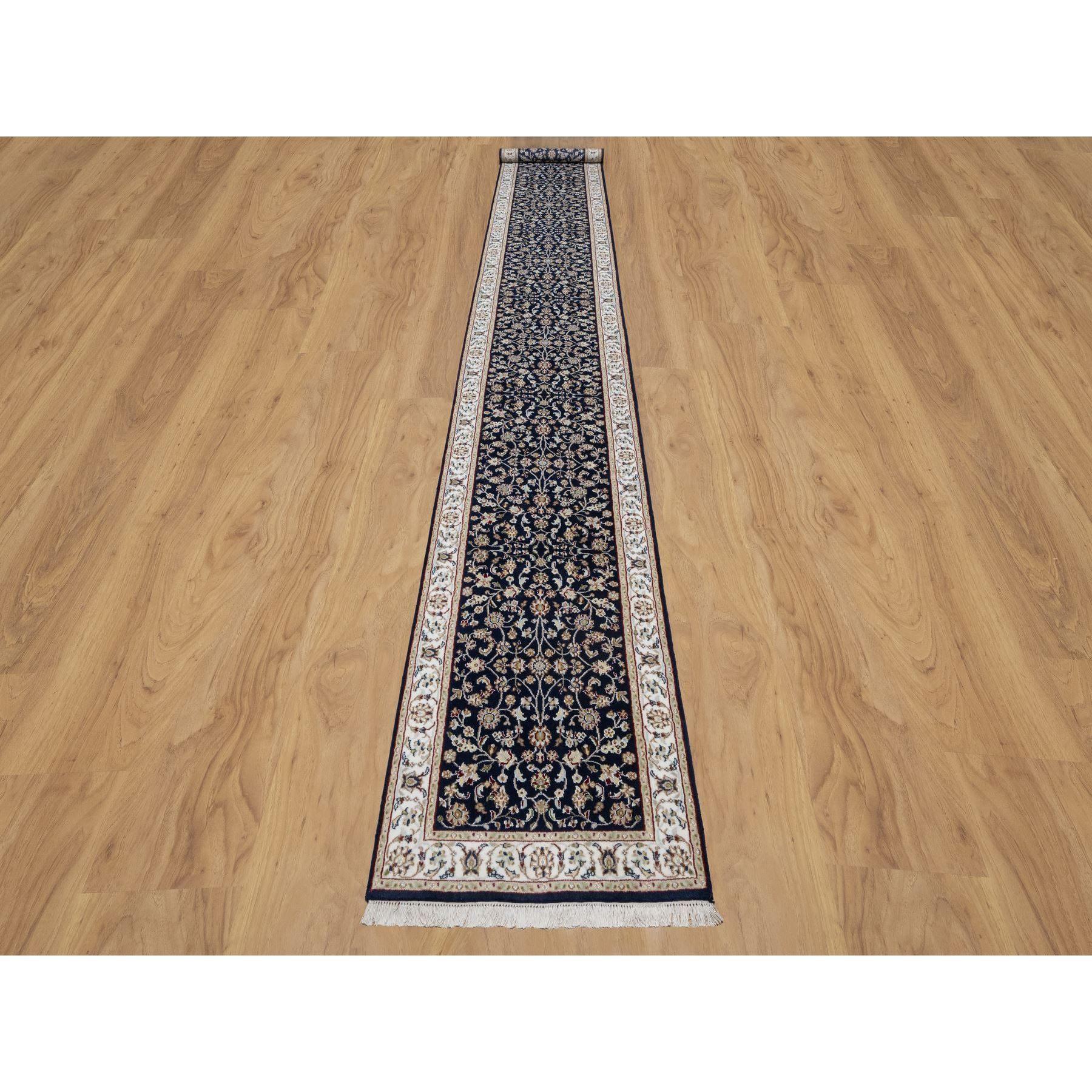Graphitblau, Nain mit All-Over-Blumenmuster, Wolle und Seide, 250 KPSI, Handgeknüpft, XL Läufer, Orientteppich
Primäre MATERIALIEN: Wolle & Seide
Latex: Kein Flor 
Höhe: 0,25 Zoll
Stil: Traditionell
Grundfarbe: Blau
Sekundäre Farben: Hellblau, Rot,
