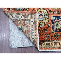 2'8" x 19' großer, handgeknüpfter Woll-Läufer im nordwestlichen zoroastrischen Design in Korallenrot