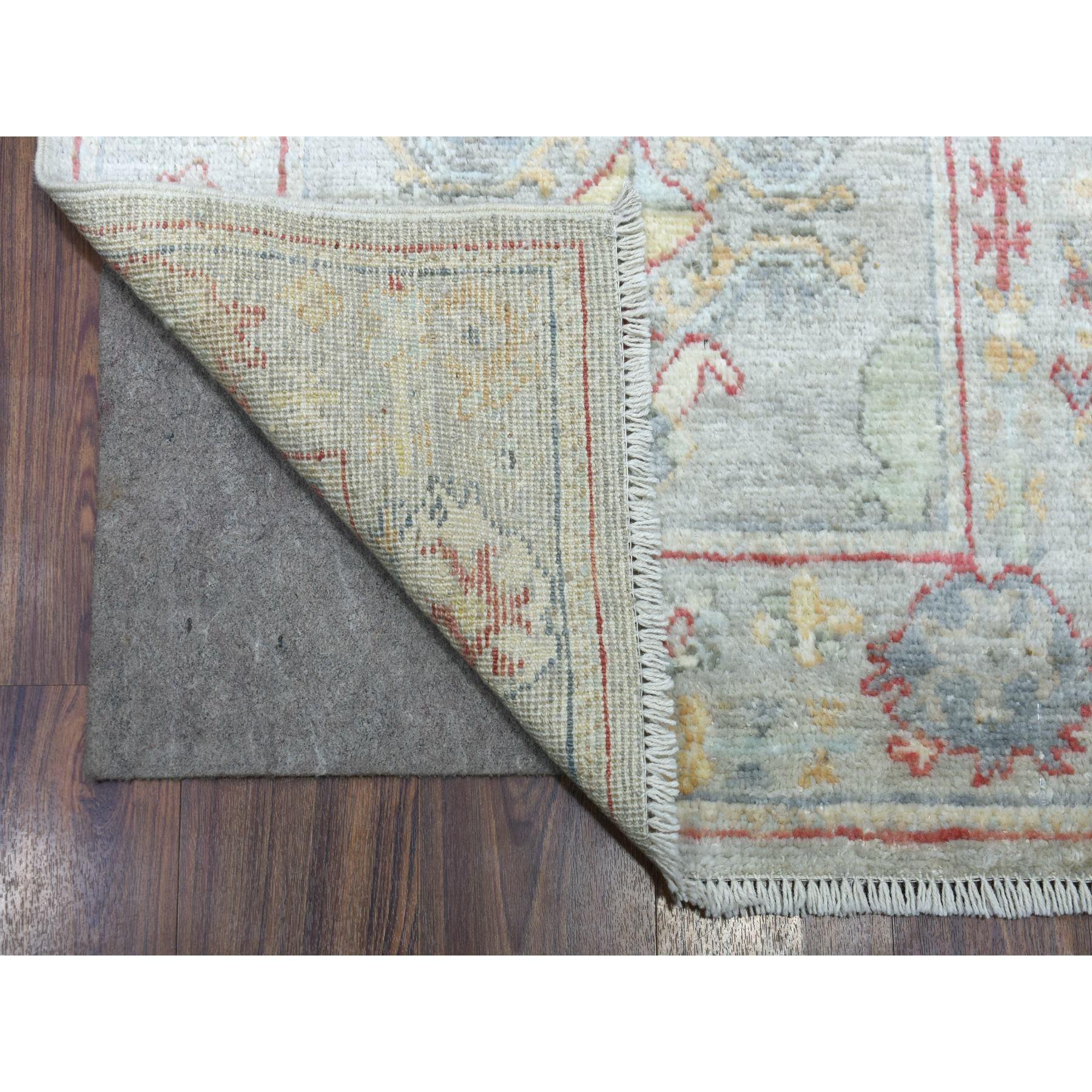 Dies ist eine wirklich echte one-of-a-kind Hand geknüpft grau Afghan Angora Oushak XL Läufer mit geometrischen Medaillons Design und weiche Wolle Orientteppich. Es wurde monatelang in jahrhundertealten Webtechniken von Experten geknüpft. 
Primäre