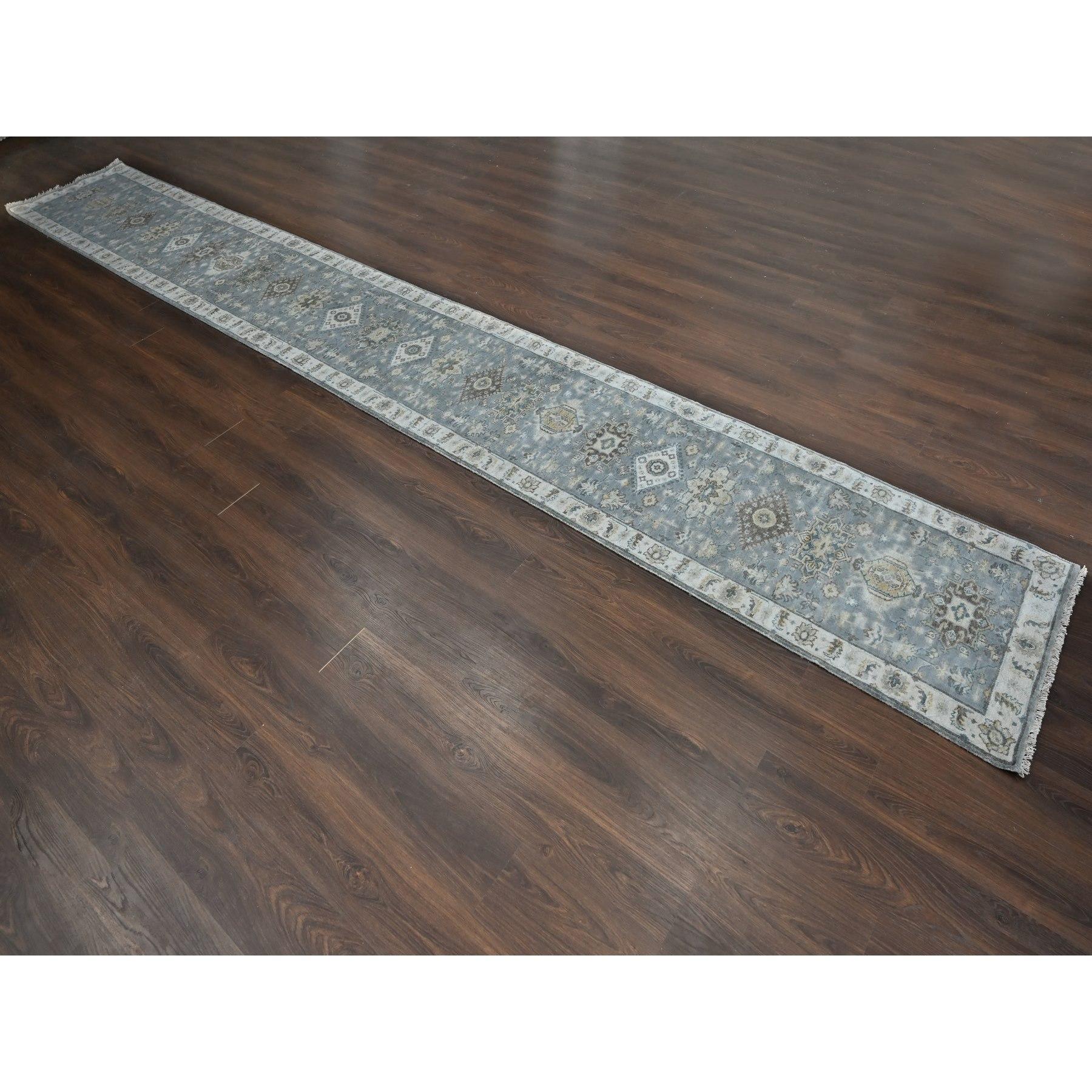 Grigio metallizzato, Karajeh e disegno geometrico, Lana organica, Annodato a mano, Runner XL, Tappeto orientale
Materiali primari: Lana
Lattice: No Pile 
altezza: 0,25 pollici
Stile: Tradizionale
Colore primario: Grigio
Colori secondari: Giallo oro,