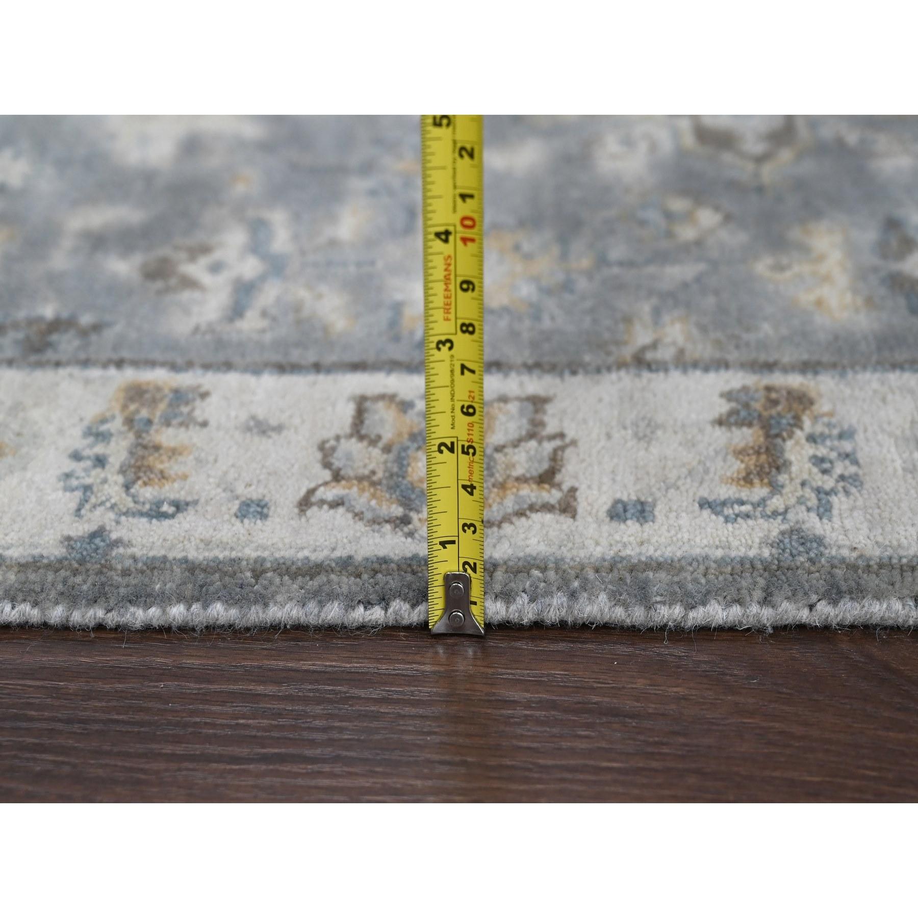 XXI secolo e contemporaneo Tappeto Runner XL in lana organica annodata a mano con design Karajeh grigio metallizzato 2'8 