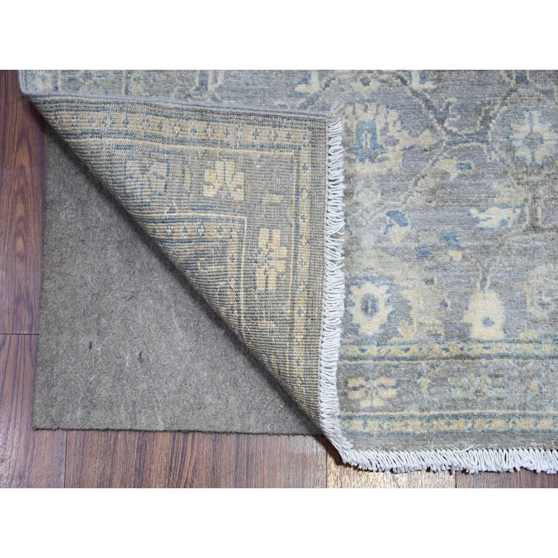 Gänsegrau, weiche Wolle, feiner Peshawar mit Heriz Design, handgeknüpft, Pflanzenfarben, dichtes Geflecht, XL Läufer, Orientteppich
Primäre MATERIALIEN: Wolle
Latex: Kein Flor 
Höhe: 0,25 Zoll
Stil: Transitional
Grundfarbe: Grau
Sekundäre Farben: