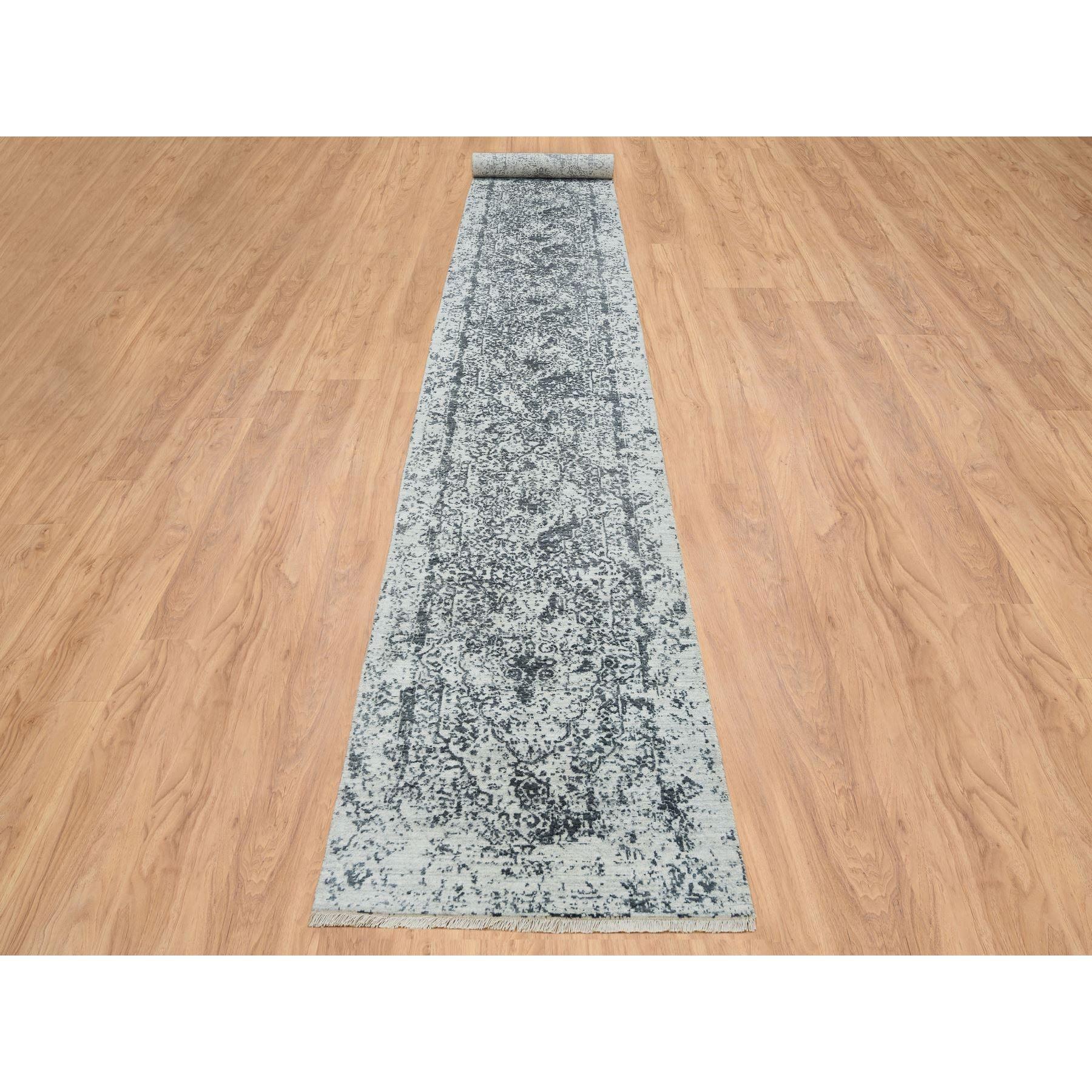 Grau, Wolle und reine Seide handgeknüpft, gebrochenes persisches Design, XL Läufer Orientteppich
Primäre MATERIALIEN: Wolle & Seide
Latex: Kein Flor 
Höhe: 0,25 Zoll
Stil: Transitional
Grundfarbe: Grau
Sekundärfarben: Elfenbein, Silber
Muster:
