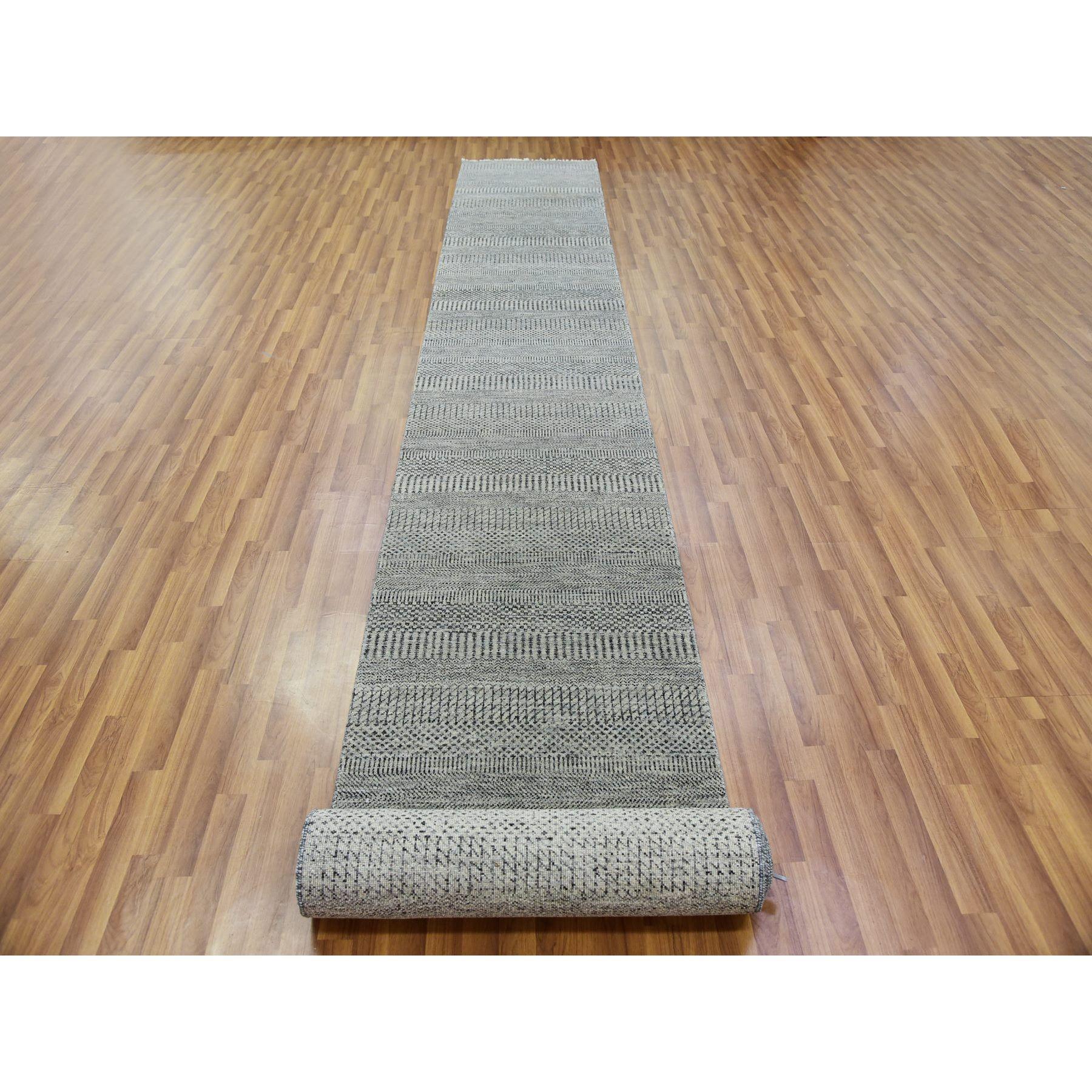 Il s'agit d'un véritable tapis d'Orient non teinté, 100% laine, ton sur ton, au design moderne d'herbe, noué à la main. Il a été noué pendant des mois et des mois par des artisans selon des techniques de tissage séculaires.
Matières premières :