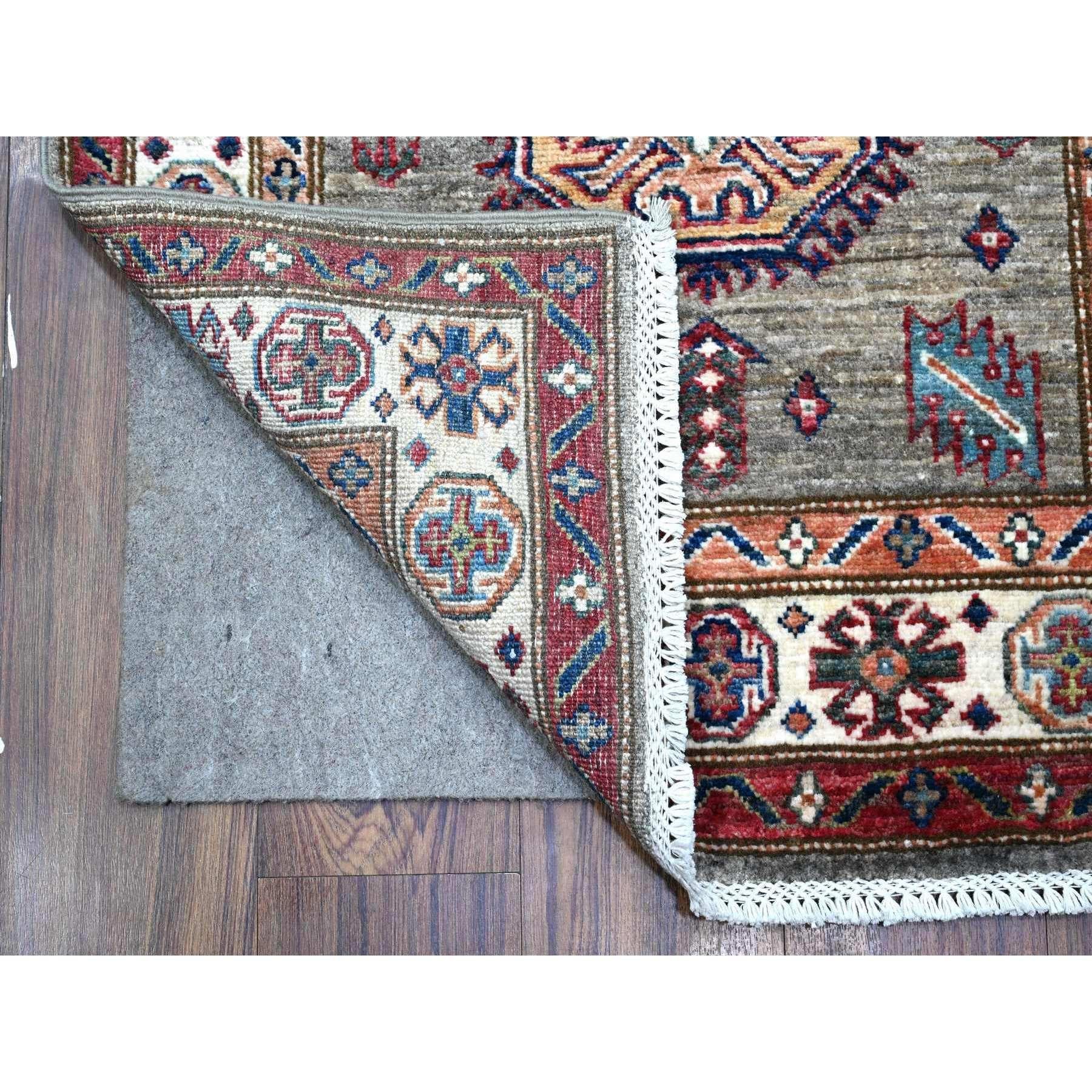 Si tratta di un autentico tappeto orientale afghano Super Kazak, annodato a mano, in pura lana, unico nel suo genere. È stato annodato per mesi e mesi con tecniche di tessitura secolari da esperti artigiani.
Materiali primari: Lana
Lattice: No Pile