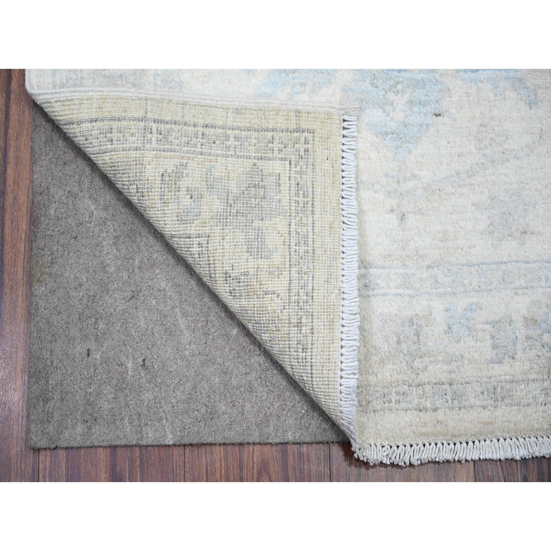 White Wash Peshawar mit großen Medaillons Naturfarben, Reine Wolle Handgeknüpft, XL Läufer Orientteppich
Primäre MATERIALIEN: Wolle
Latex: Kein Flor 
Höhe: 0,25 Zoll
Stil: Transitional
Grundfarbe: Elfenbein
Sekundäre Farben: Hellblau, Grau
Muster: