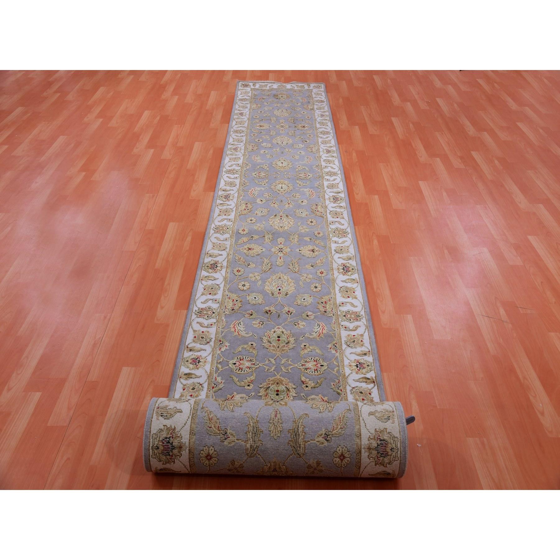 Dies ist eine wirklich echte one-of-a-kind Hand Knotted Rajasthan Design Wolle und Seide Orientteppich. Es wurde monatelang von erfahrenen Kunsthandwerkern in jahrhundertealten Webtechniken geknüpft.
Primäre MATERIALIEN: Wolle
Latex: Kein Flor