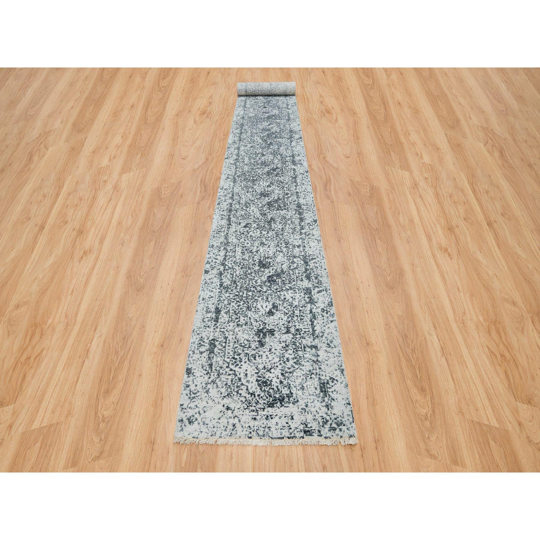 Grau, gebrochenes persisches Design, Wolle und reine Seide handgeknüpft, XL Läufer Orientteppich
Primäre MATERIALIEN: Wolle & Seide
Latex: Kein Flor 
Höhe: 0,25 Zoll
Stil: Transitional
Grundfarbe: Grau
Sekundärfarben: Elfenbein
Muster: Orientalisch