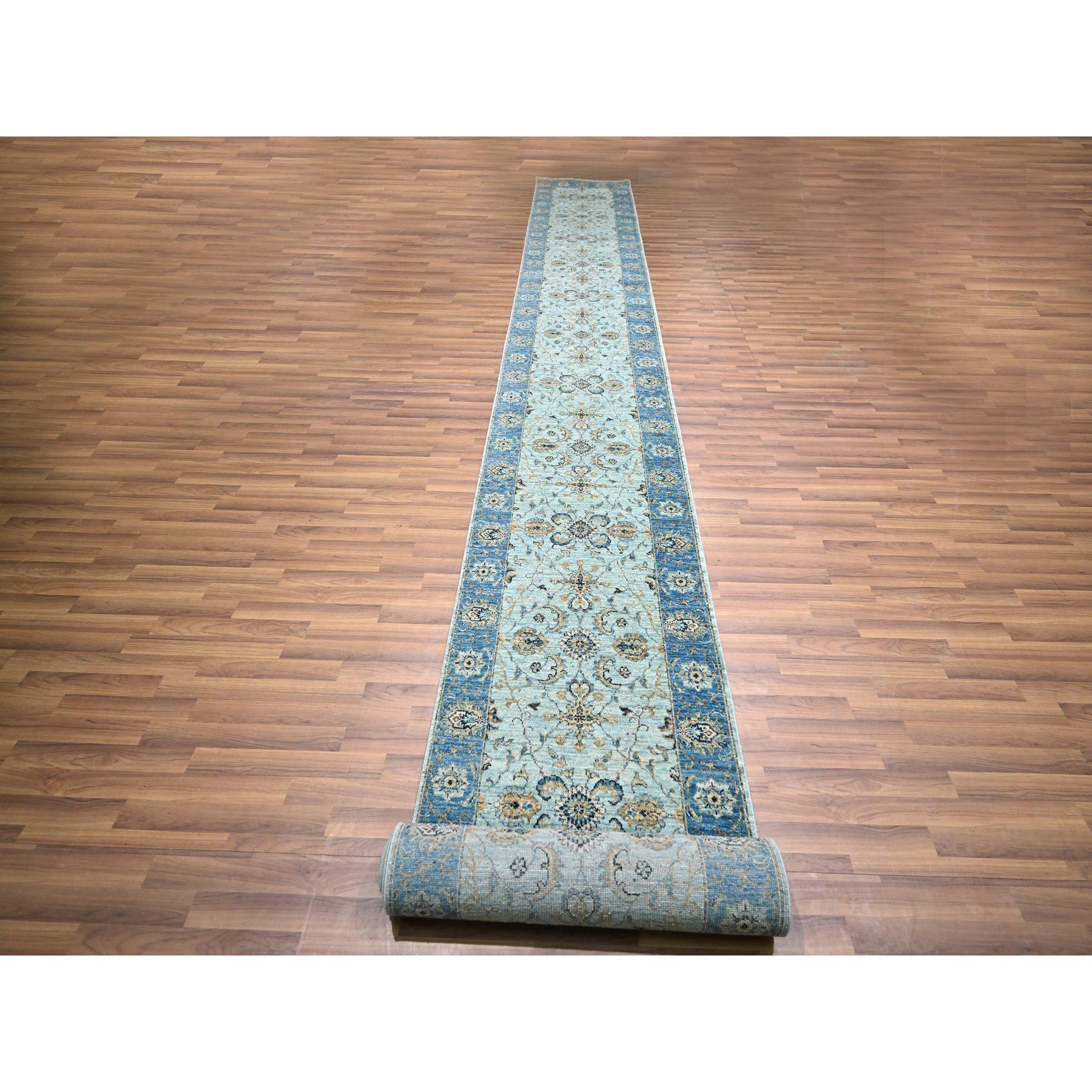 Ultramarinblau, Agra, All Over Shah Abbas Blumenmuster, Natürliche Farbstoffe, Dicht gewebt, Reine Wolle, Handgeknüpft, XL Läufer, Orientteppich
Primäre MATERIALIEN: Wolle
Latex: Kein Flor 
Höhe: 0,25 Zoll
Stil: Transitional
Grundfarbe: