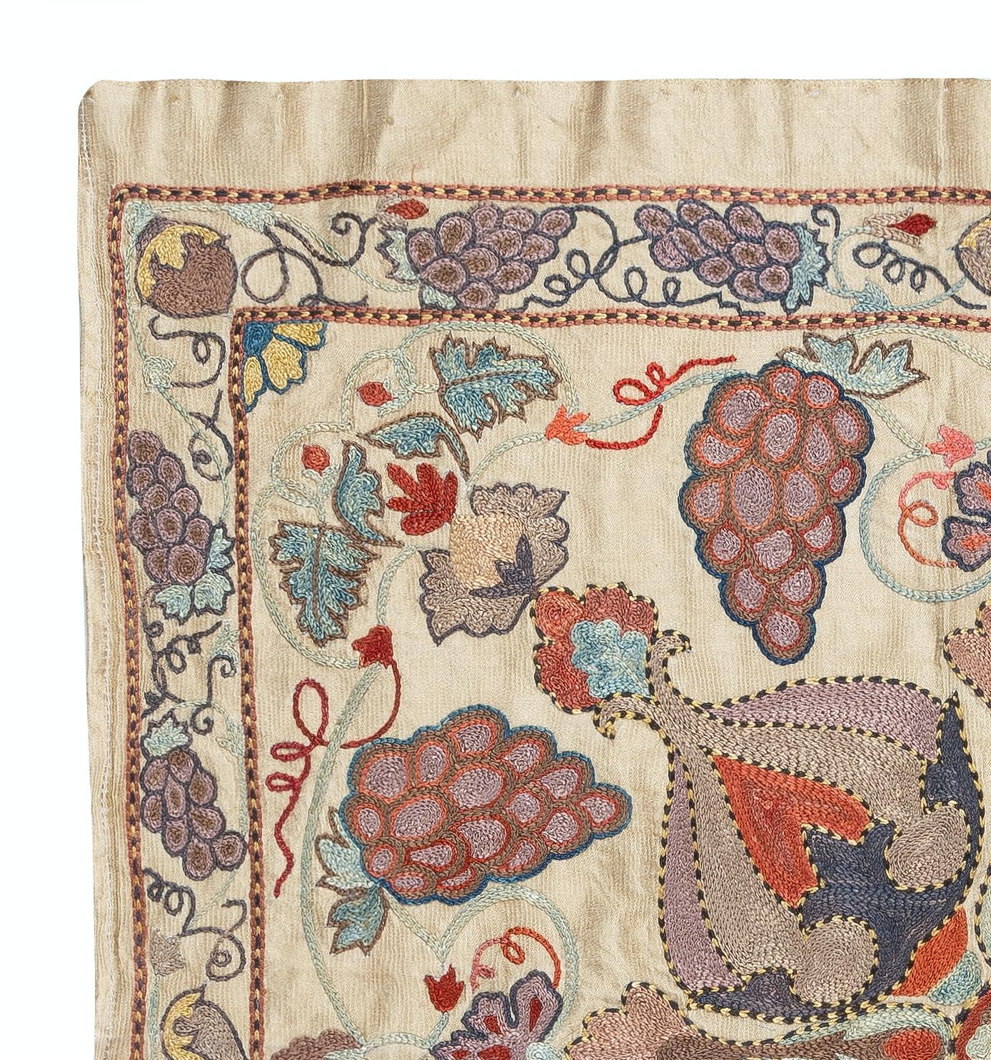 Célébrez le riche héritage de l'artisanat asiatique avec cet exquis textile Suzani 100 % soie, méticuleusement brodé à la main par des artisans qualifiés. Véritable œuvre d'art, cette pièce incarne des siècles de tradition, avec des motifs floraux