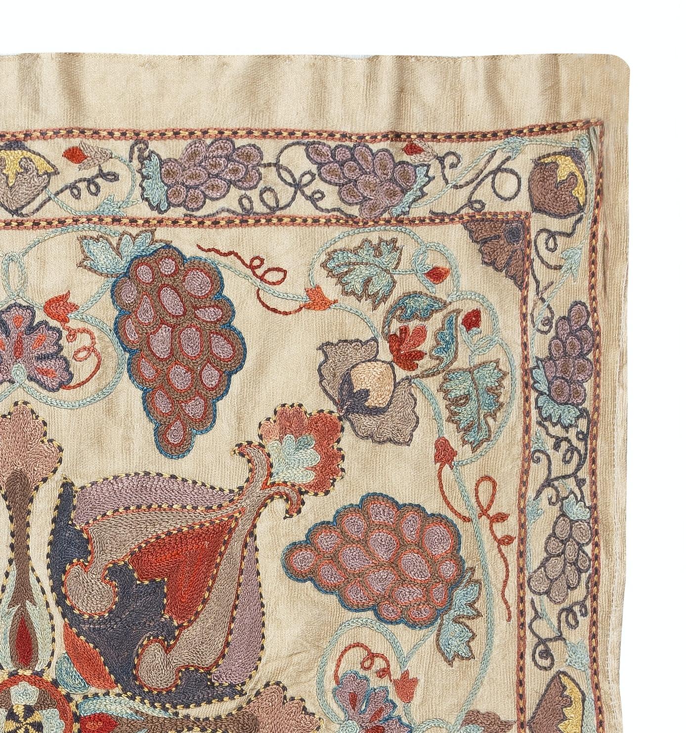 Suzani 28x30 en 100% soie Tenture murale. Tissu de table brodé moderne. Plaidoirie décorative en vente